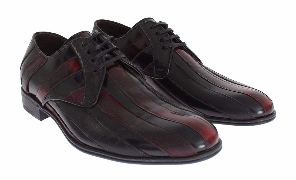 Chaussures formelles en cuir noir et bordeaux de Dolce & Gabbana, élégantes et sophistiquées, vues en gros plan.