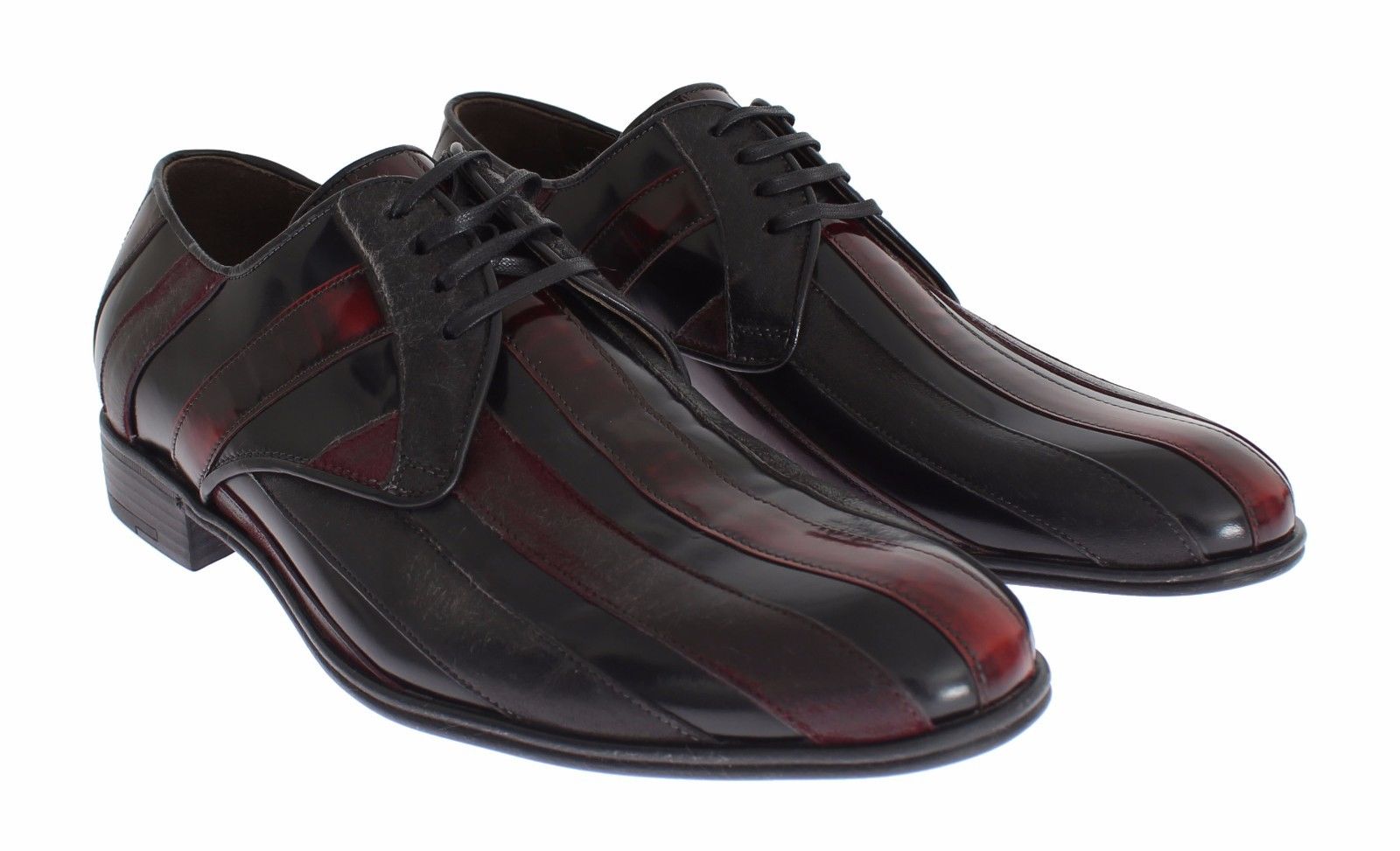 Chaussures formelles en cuir noir et bordeaux de Dolce & Gabbana, élégantes et sophistiquées, vues en gros plan.