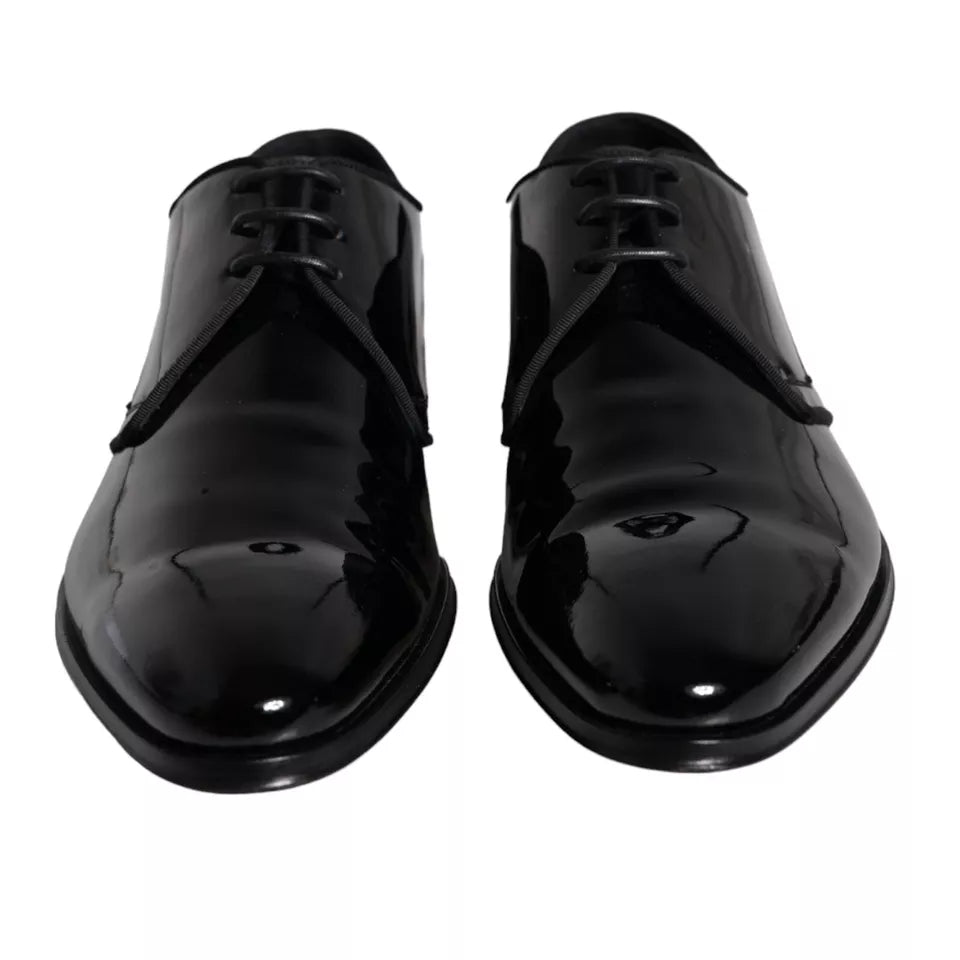 Chaussures Derby en cuir de veau noir de Dolce & Gabbana pour hommes, élégantes et sophistiquées, vues de face sur fond blanc.