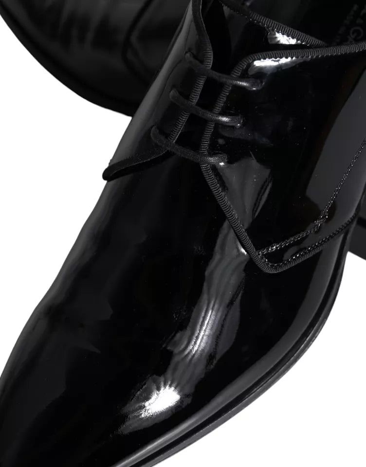 Chaussures derby en cuir de veau noir de Dolce & Gabbana pour homme, élégantes et sophistiquées.