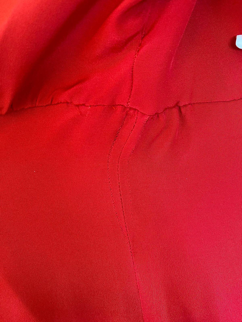 Robe rouge en soie Dolce & Gabbana, coupe droite et longueur genoux, vêtement élégant pour femmes.
