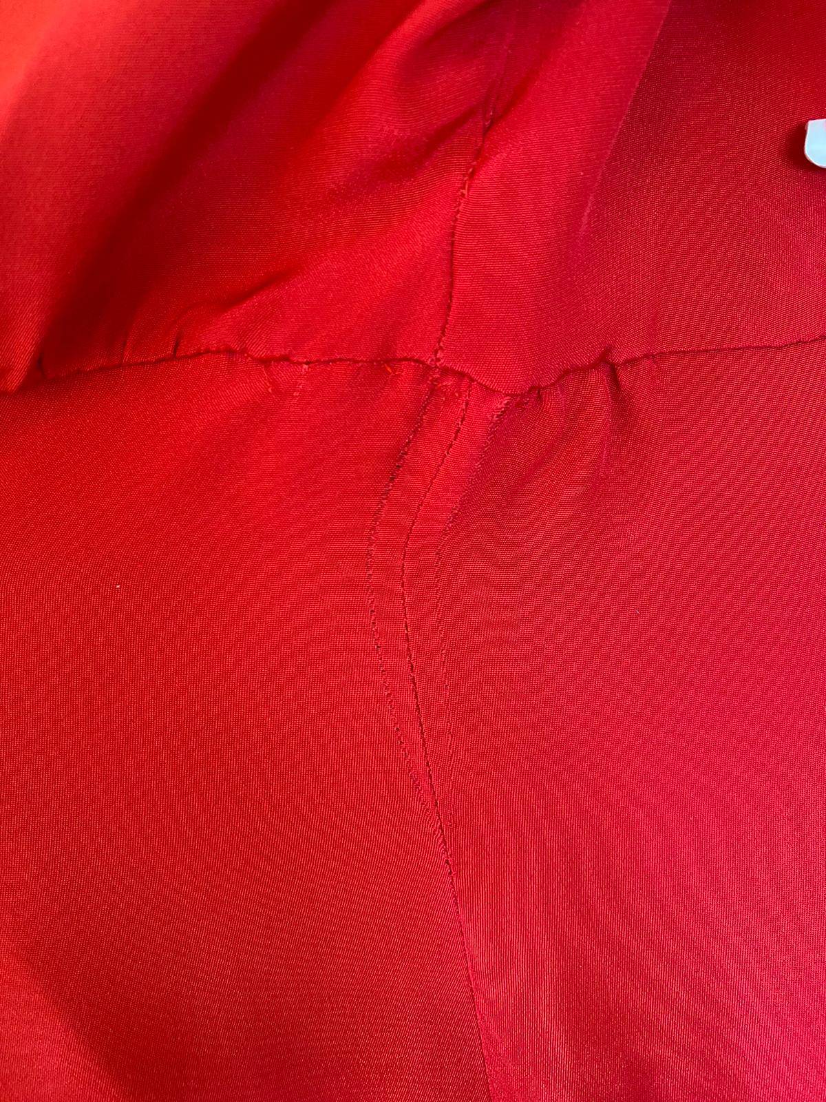 Robe rouge en soie Dolce & Gabbana, coupe droite et longueur genoux, vêtement élégant pour femmes.