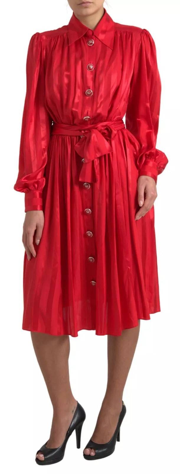 Robe midi en satin de soie rouge de Dolce & Gabbana avec boutons et ceinture, élégante et sophistiquée.