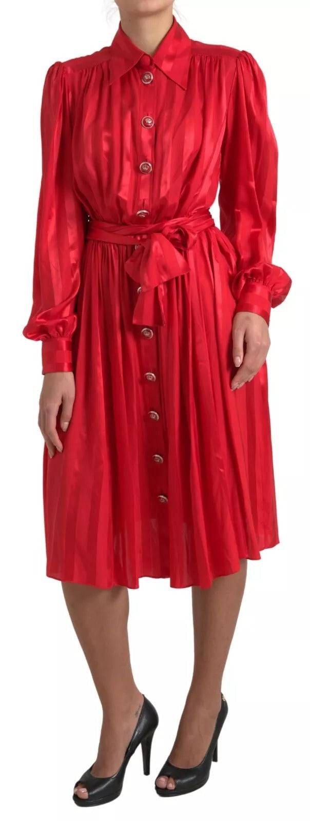 Robe midi en satin de soie rouge de Dolce & Gabbana avec boutonnière et ceinture, élégante et fluide.