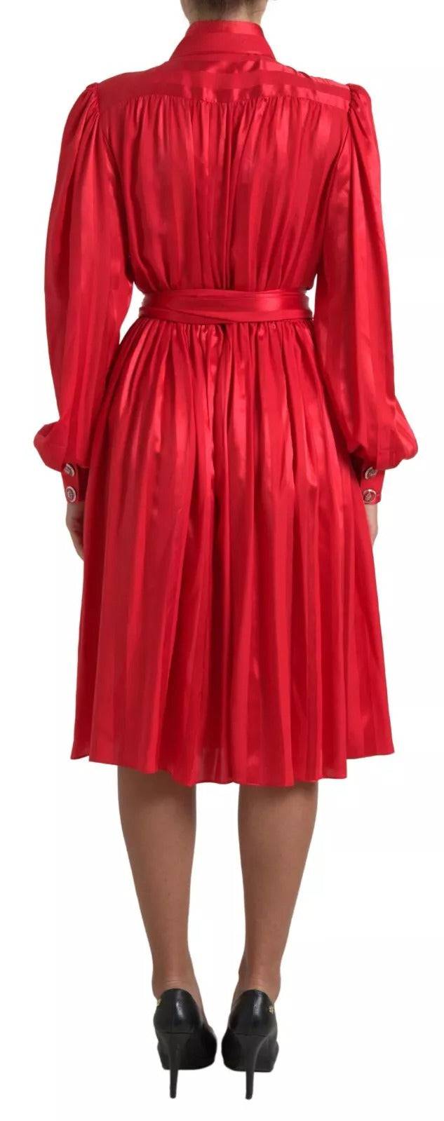 Robe midi en satin rouge Dolce & Gabbana avec boutons, ceinture à la taille, style élégant et sophistiqué.