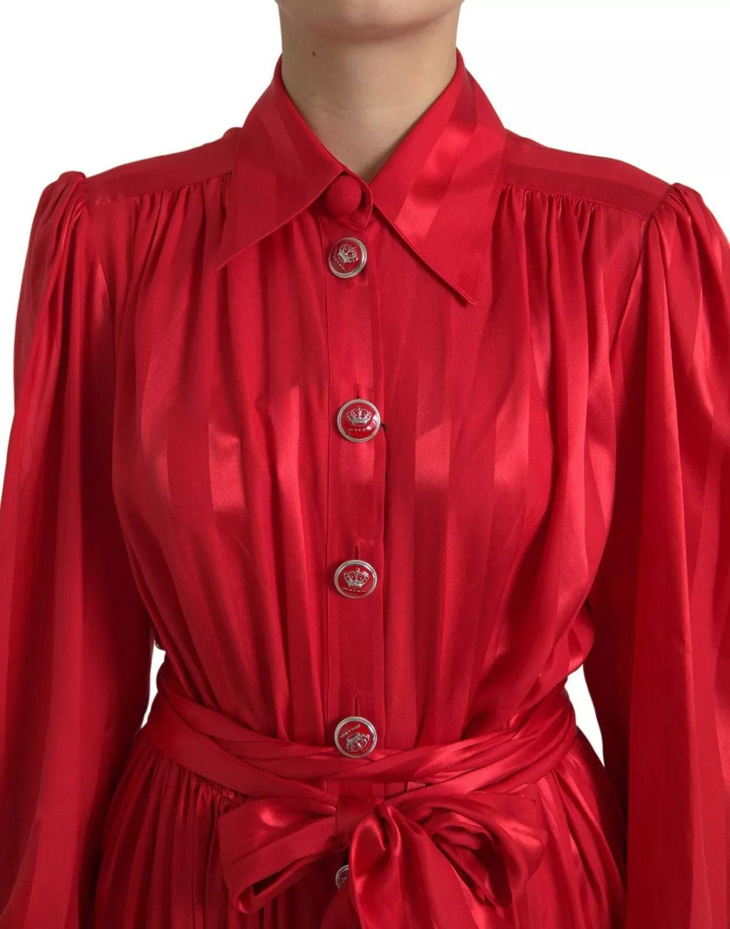 Robe midi en satin de soie rouge Dolce & Gabbana avec boutons et ceinture, élégante et sophistiquée.