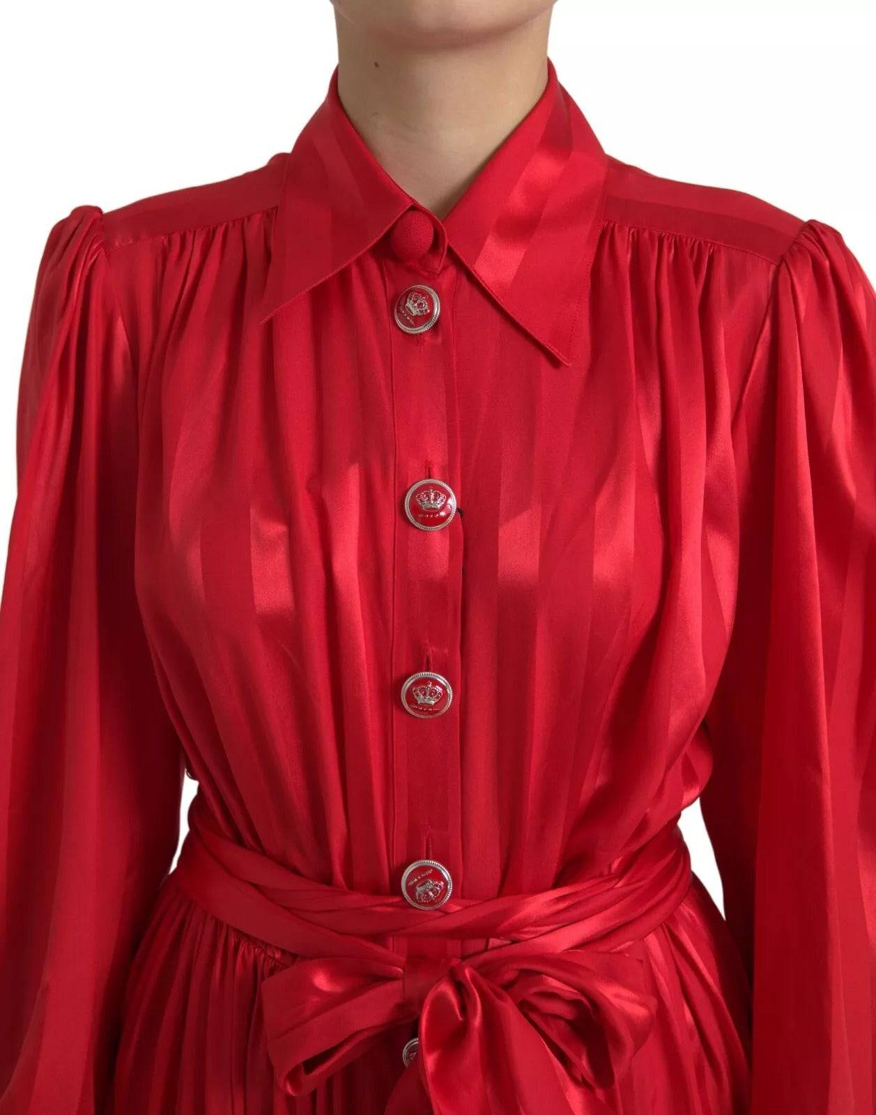 Robe midi en satin de soie rouge Dolce & Gabbana avec boutons et ceinture, élégante et sophistiquée.