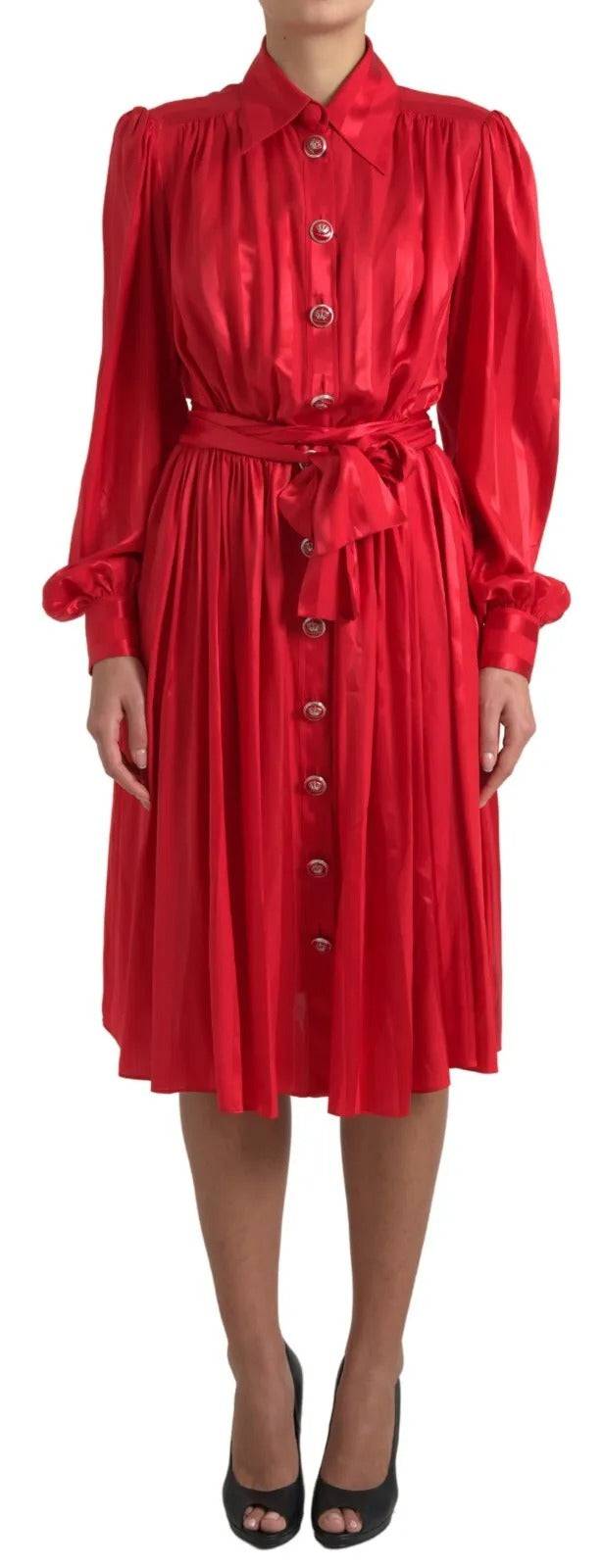 Robe midi en satin rouge Dolce & Gabbana avec boutonnière, ceinture en tissu, style élégant et sophistiqué.
