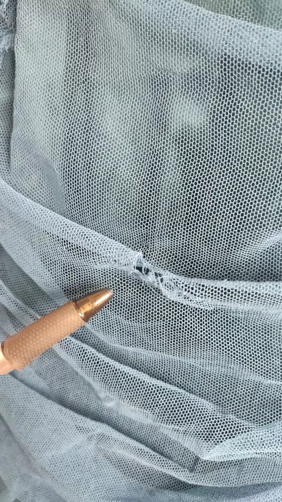 Robe trapèze en tulle bleu avec bordure en mesh et détails froncés, de la marque Dolce & Gabbana.