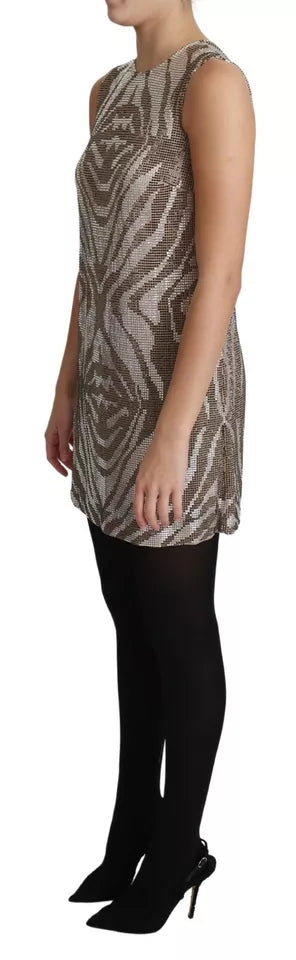 Robe courte en soie de couleur marron avec cristaux et motif zèbre argenté, signée Dolce & Gabbana, vue sur le mannequin.