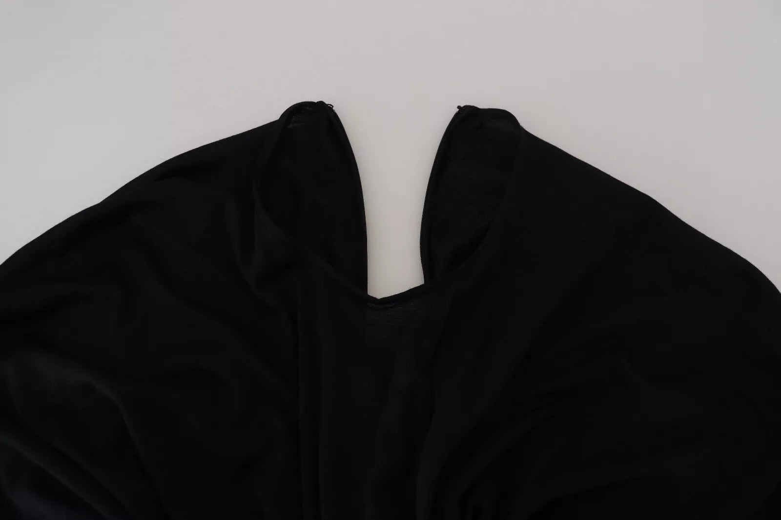 Robe midi noire Dolce & Gabbana en laine, robe courte élégante à coupe ajustée et détail enroulé.