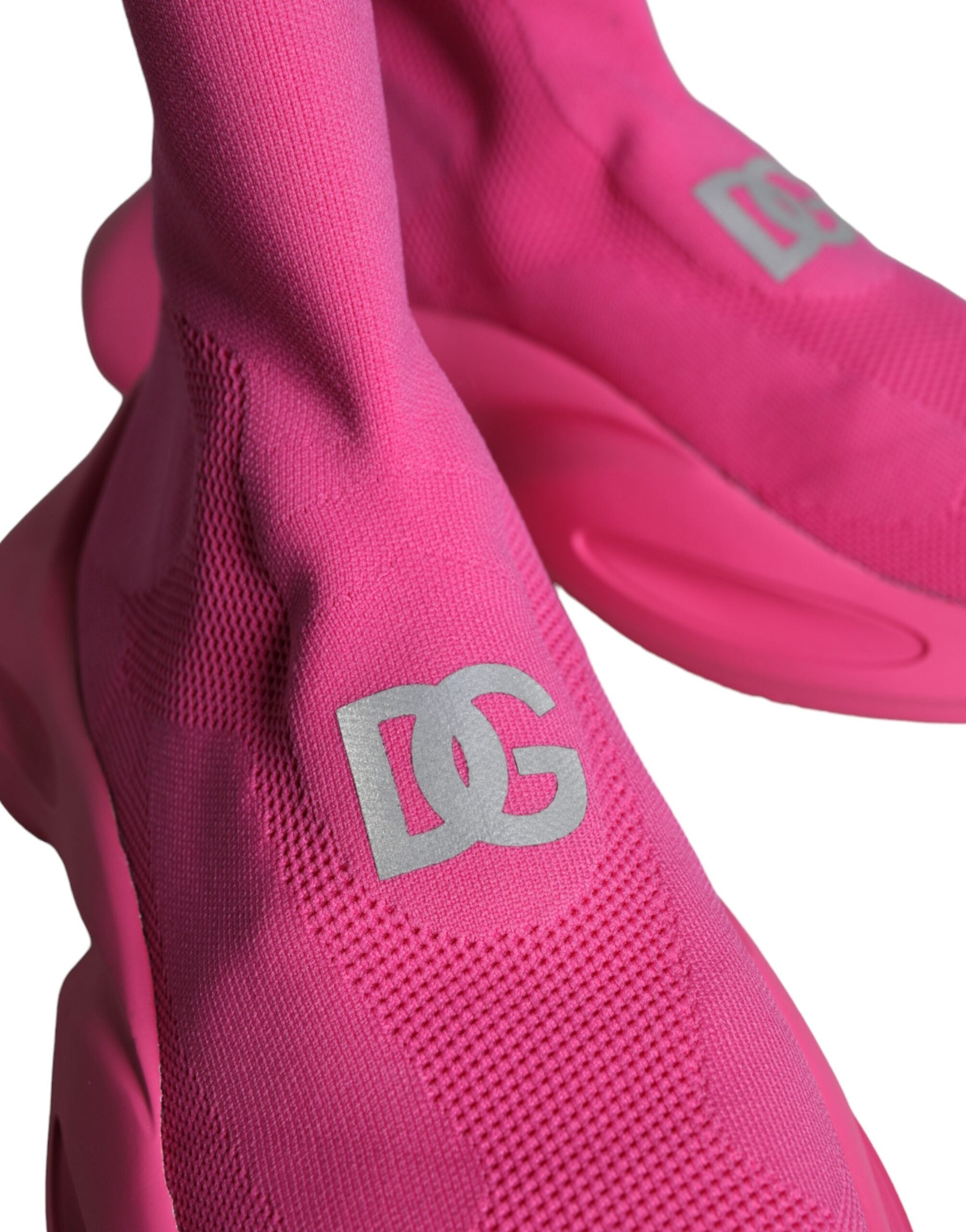 Chaussures sneakers slip-on Dolce & Gabbana avec logo rose imprimé, confortables et tendance, vue de face.