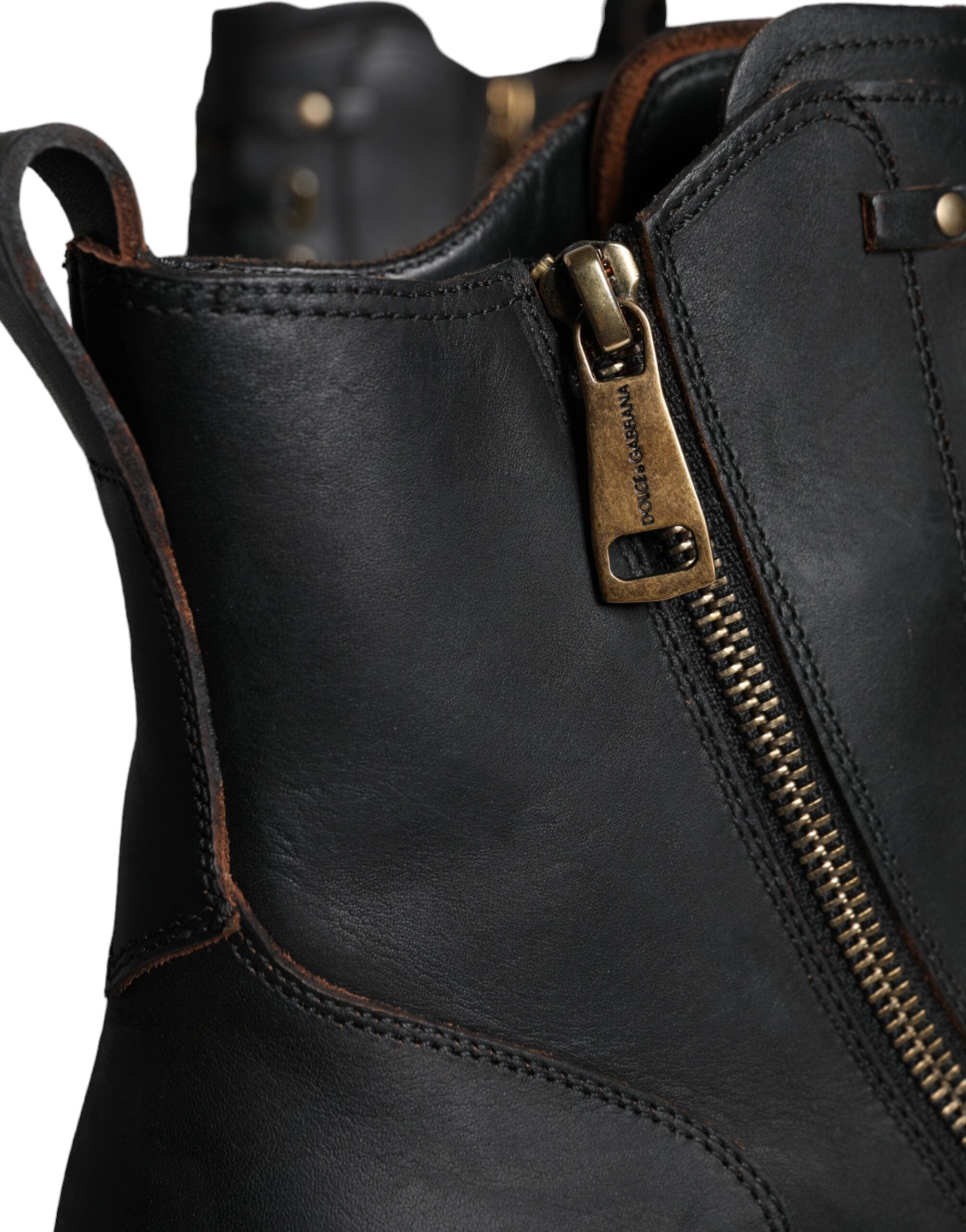 Bottes pour homme Dolce & Gabbana en cuir noir avec lacets, mi-mollet, style élégant et moderne.