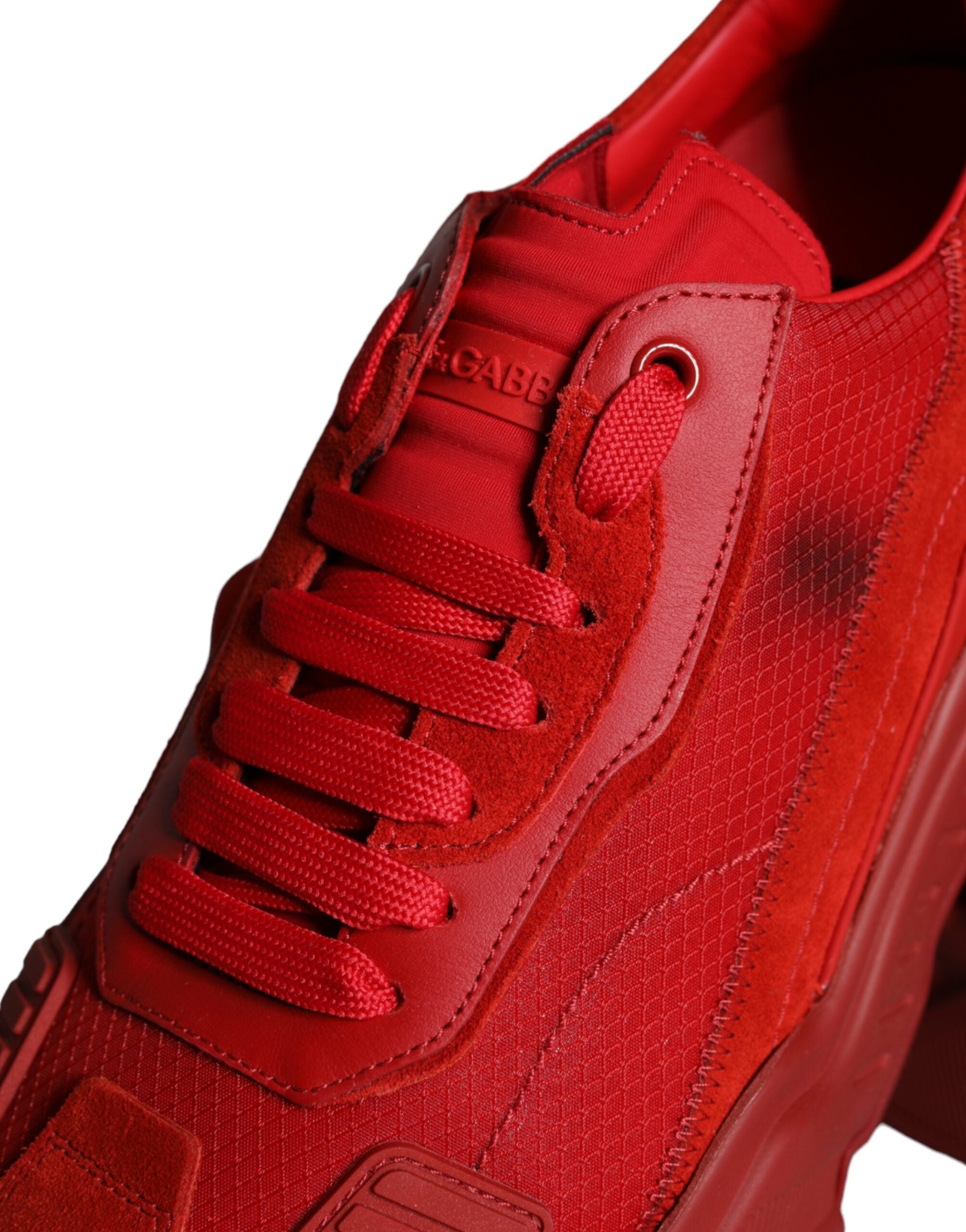 Chaussures sneakers basses en cuir rouge Dolce & Gabbana Daymaster, vue de face avec détails en cuir et semelle blanche.