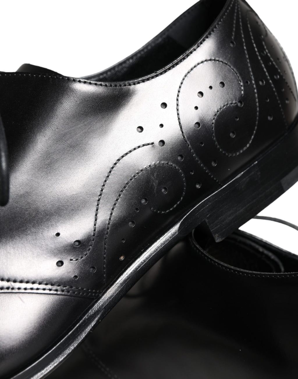 Chaussures Derby en cuir de veau noir de Dolce & Gabbana pour homme, élégantes et classiques.