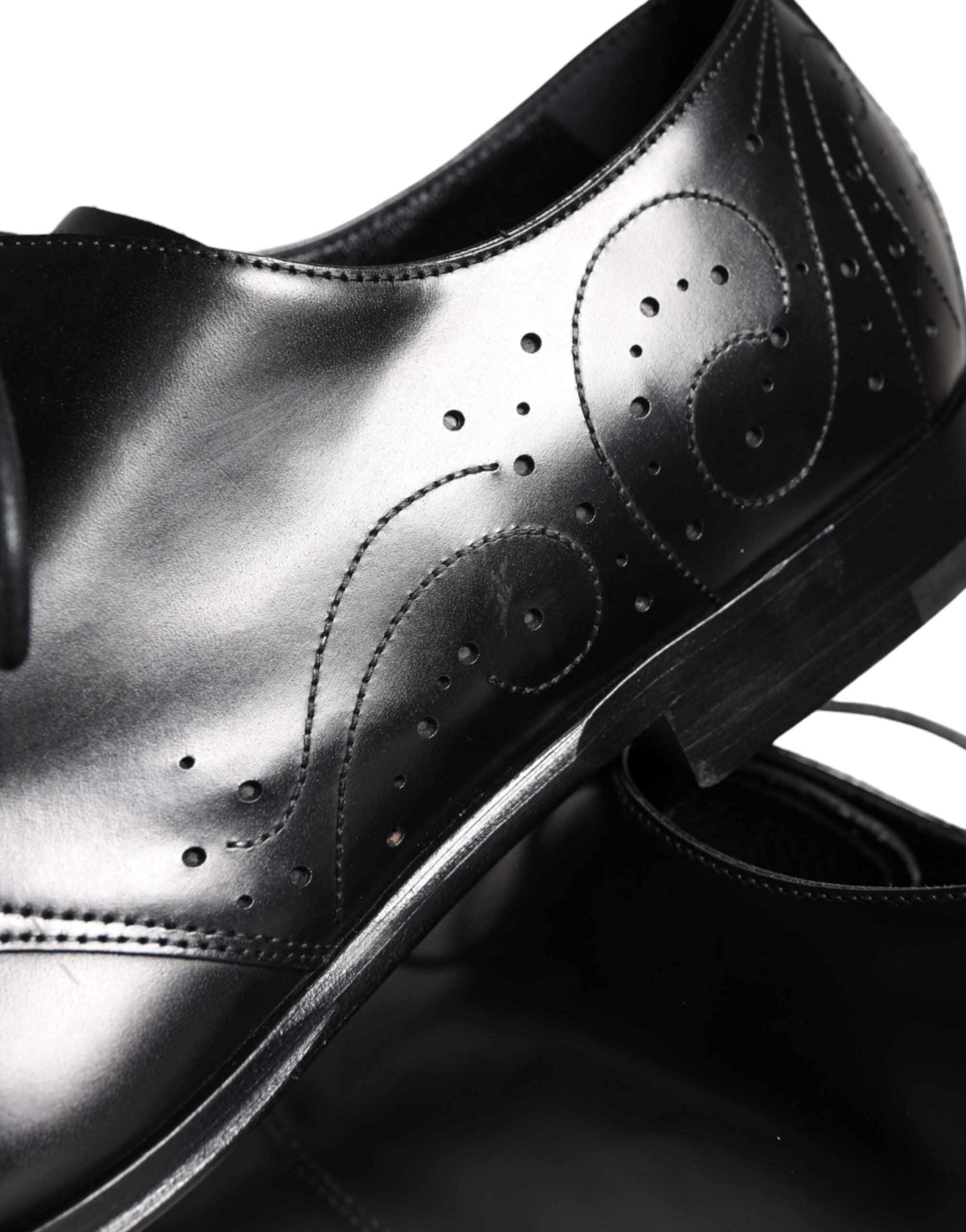 Chaussures Derby en cuir de veau noir de Dolce & Gabbana pour homme, élégantes et classiques.