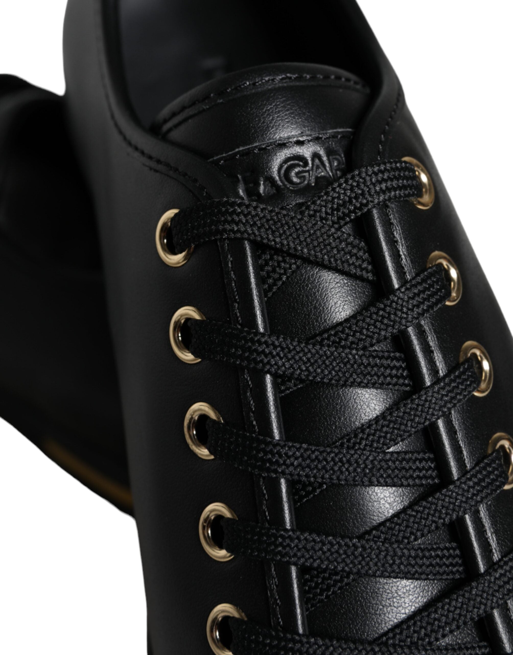 Chaussures sneakers classiques en cuir noir et or de Dolce & Gabbana, style élégant et sophistiqué, vue en gros plan.