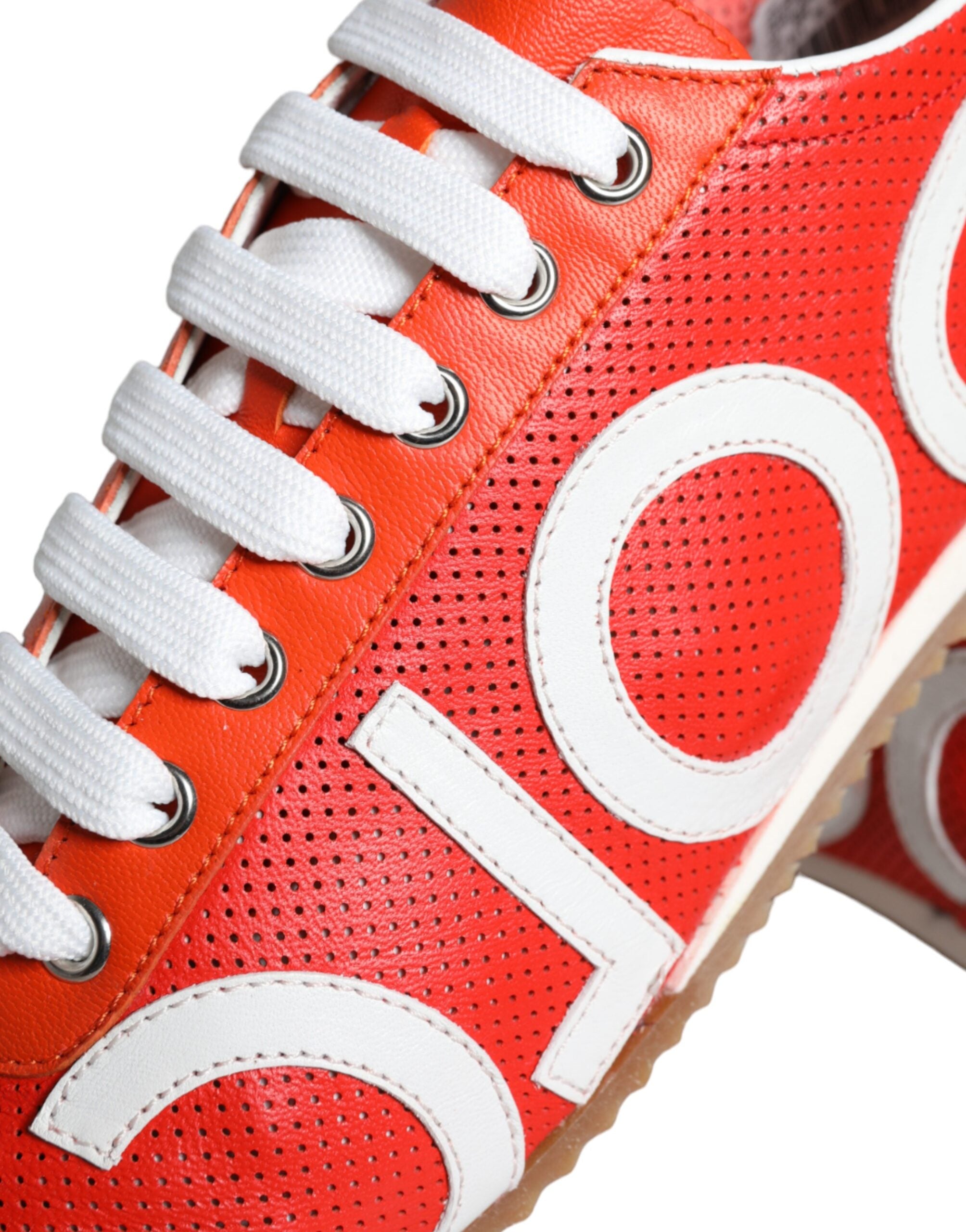 Chaussures sneakers décontractées Dolce & Gabbana en cuir rouge et blanc avec logo, vues de l'avant sur fond blanc.