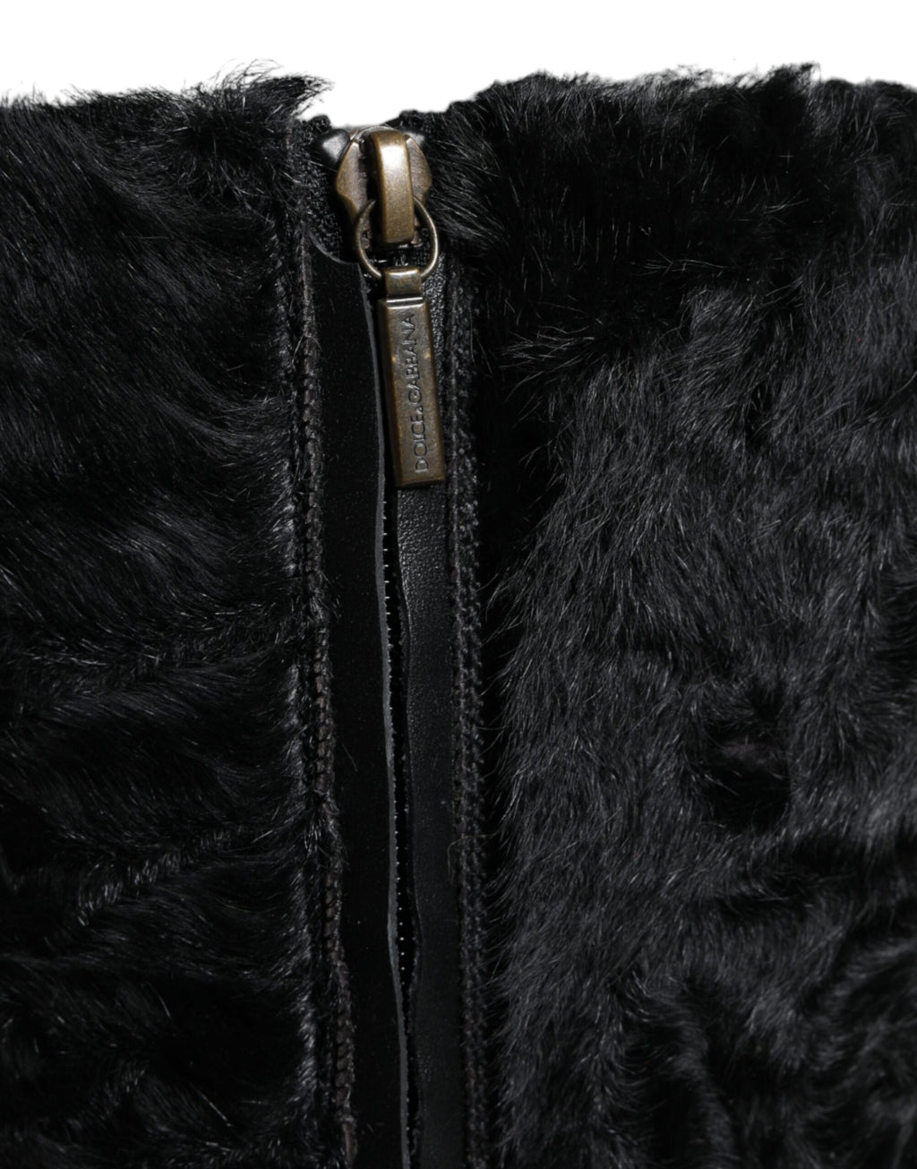 Bottes en cuir et fourrure de lama noir Dolce & Gabbana, style élégant, avec détails en cuir et finition sophistiquée.