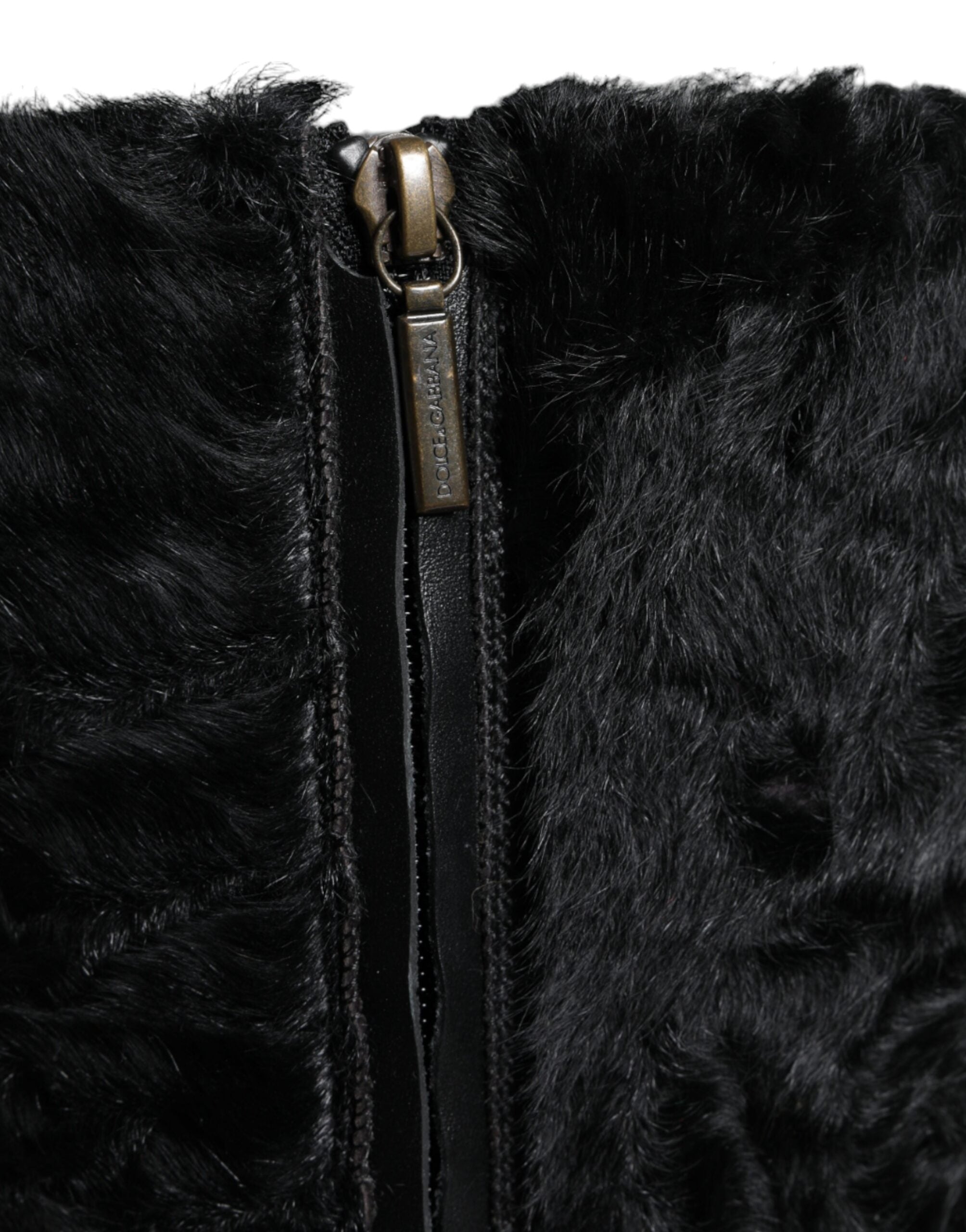 Bottes en cuir et fourrure de lama noir Dolce & Gabbana, style élégant, avec détails en cuir et finition sophistiquée.