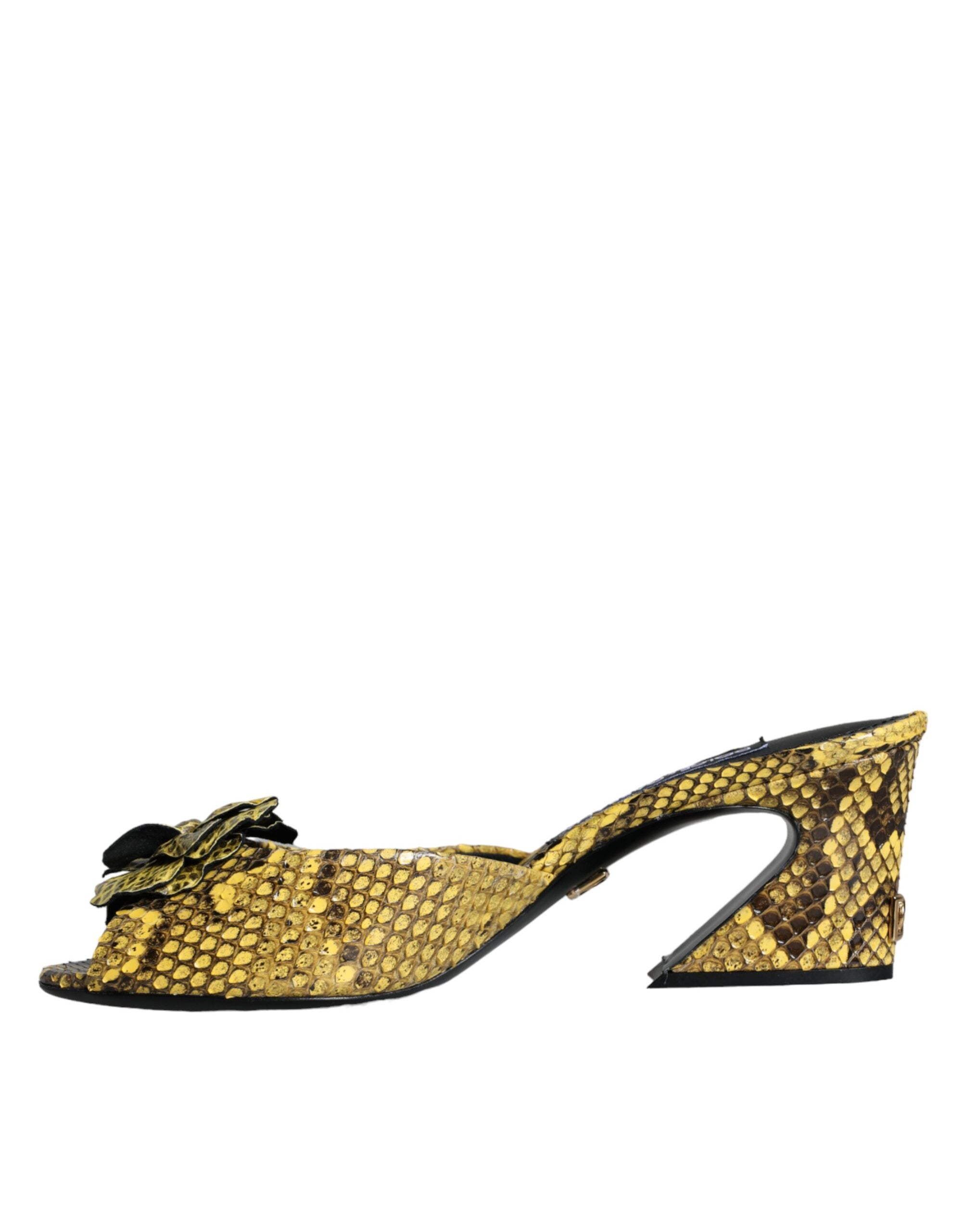 Chaussures à talons plats en cuir jaune Dolce & Gabbana, sandales à semelles épaisses et design élégant.