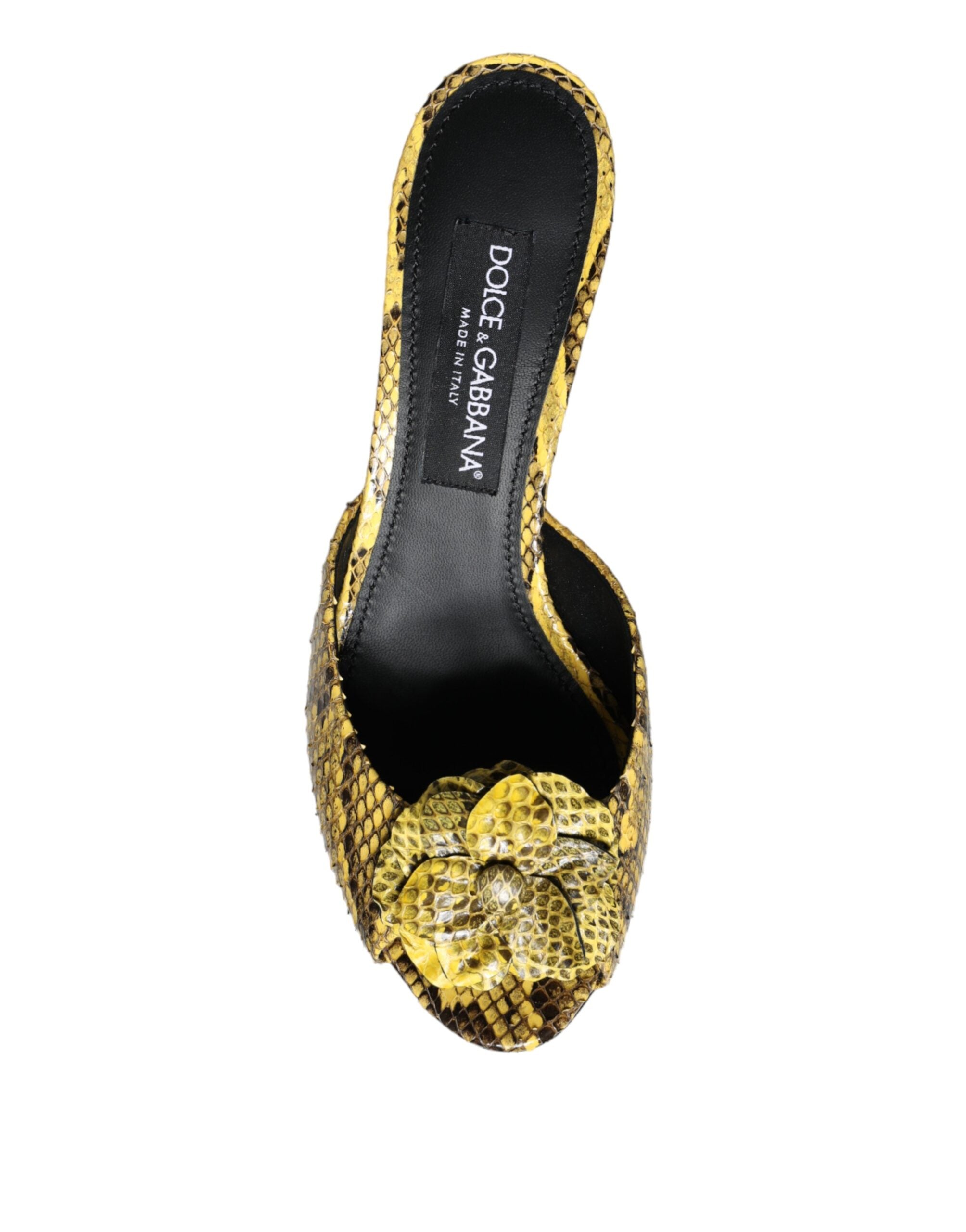 Sandales à talons carrés en cuir jaune de Dolce & Gabbana, slides élégants avec design moderne.