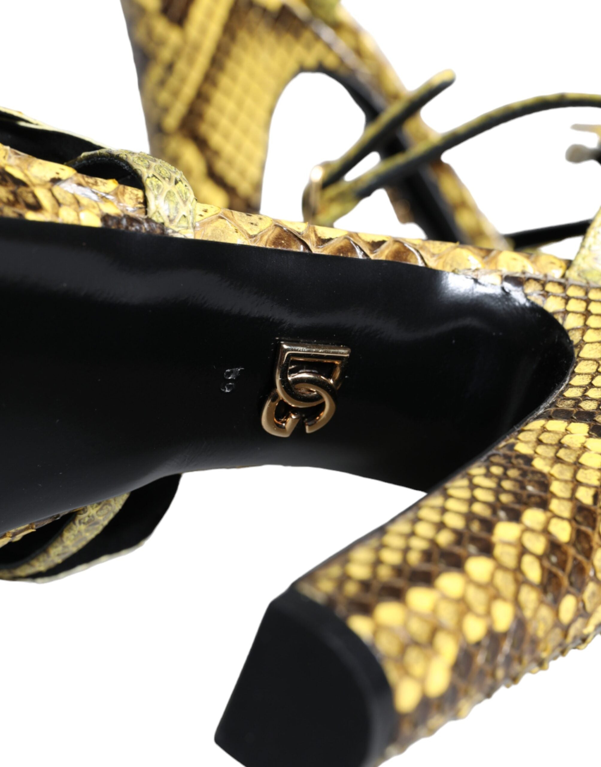 Sandales à talons Dolce & Gabbana en cuir exotique jaune avec bride à la cheville, vue en gros plan.