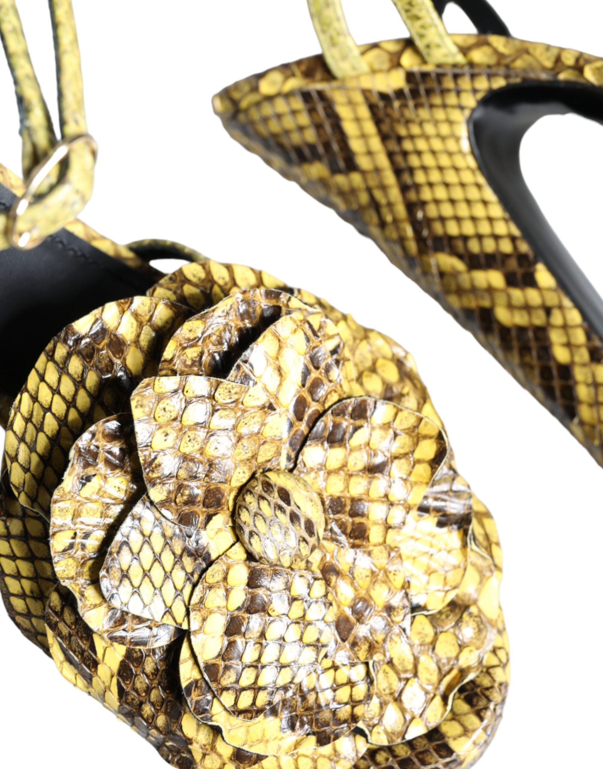 Sandales à talons Dolce & Gabbana en cuir exotique jaune avec bride à la cheville, vue de côté sur une surface blanche.