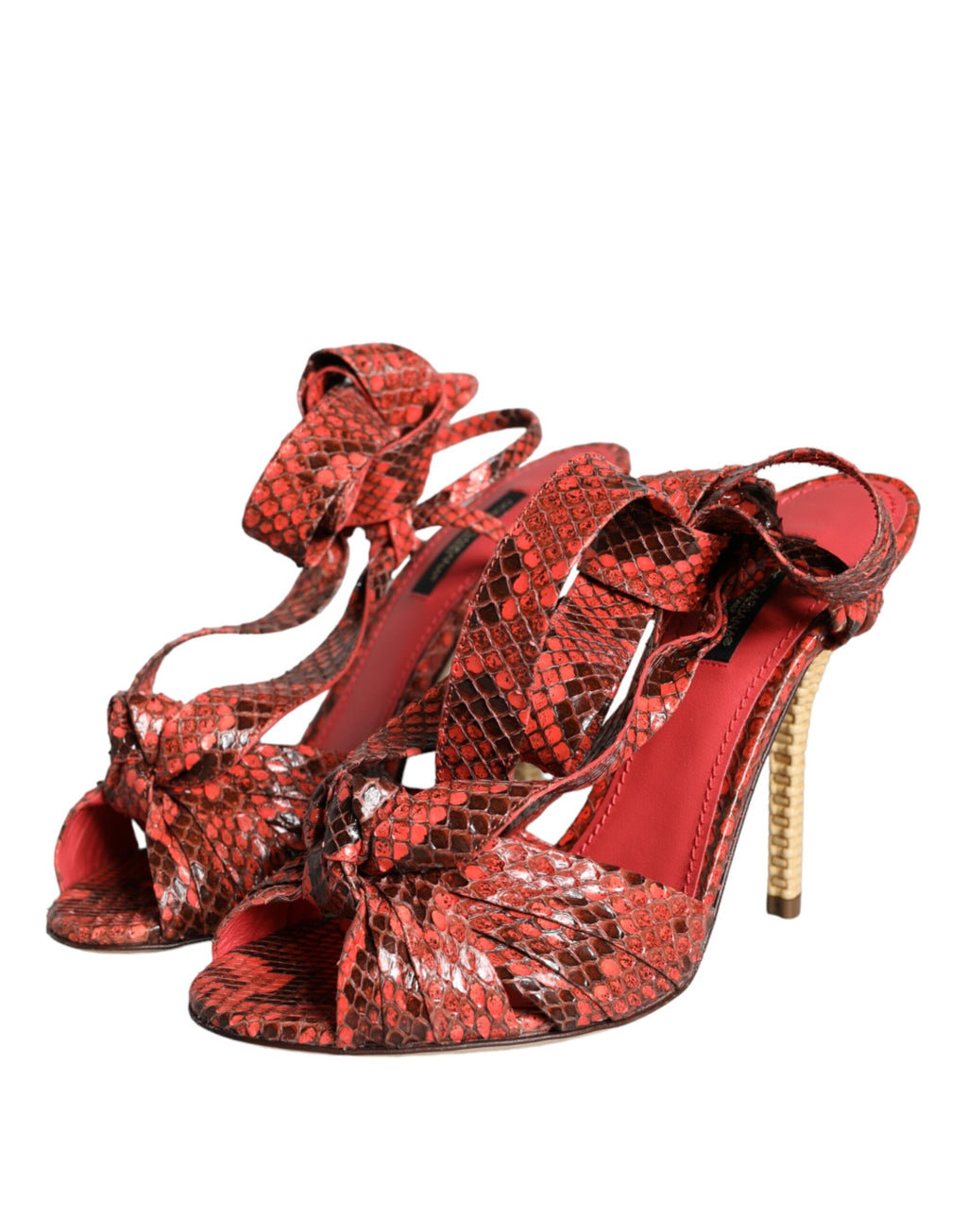 Sandales à talons Dolce & Gabbana en cuir exotique corail, élégantes et sophistiquées, vues de côté.