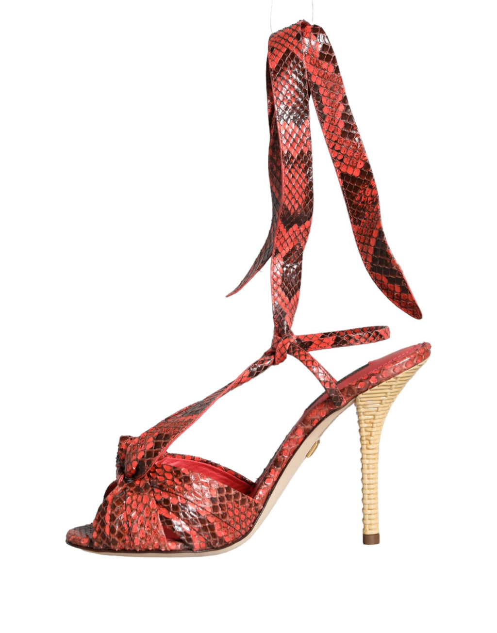 Sandales à talons Dolce & Gabbana en cuir exotique corail, semelle élégante et design sophistiqué visible sur l'image.