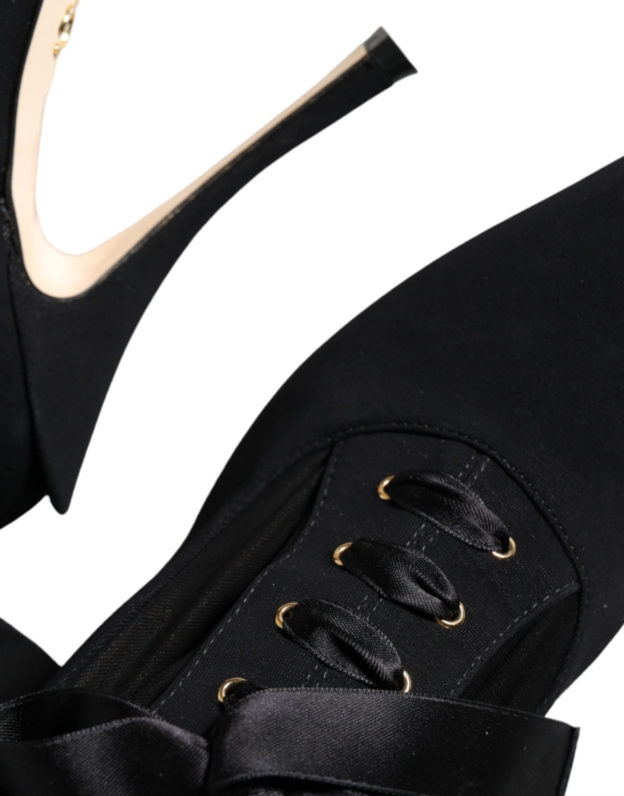 Chaussures Dolce & Gabbana, bottines noires à talons stilettos, mi-mollet, en cuir avec design élégant.