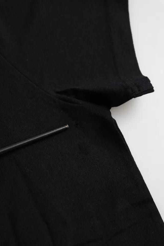 T-shirt noir en coton Balenciaga avec logo, col rond, manches courtes, style décontracté et moderne.