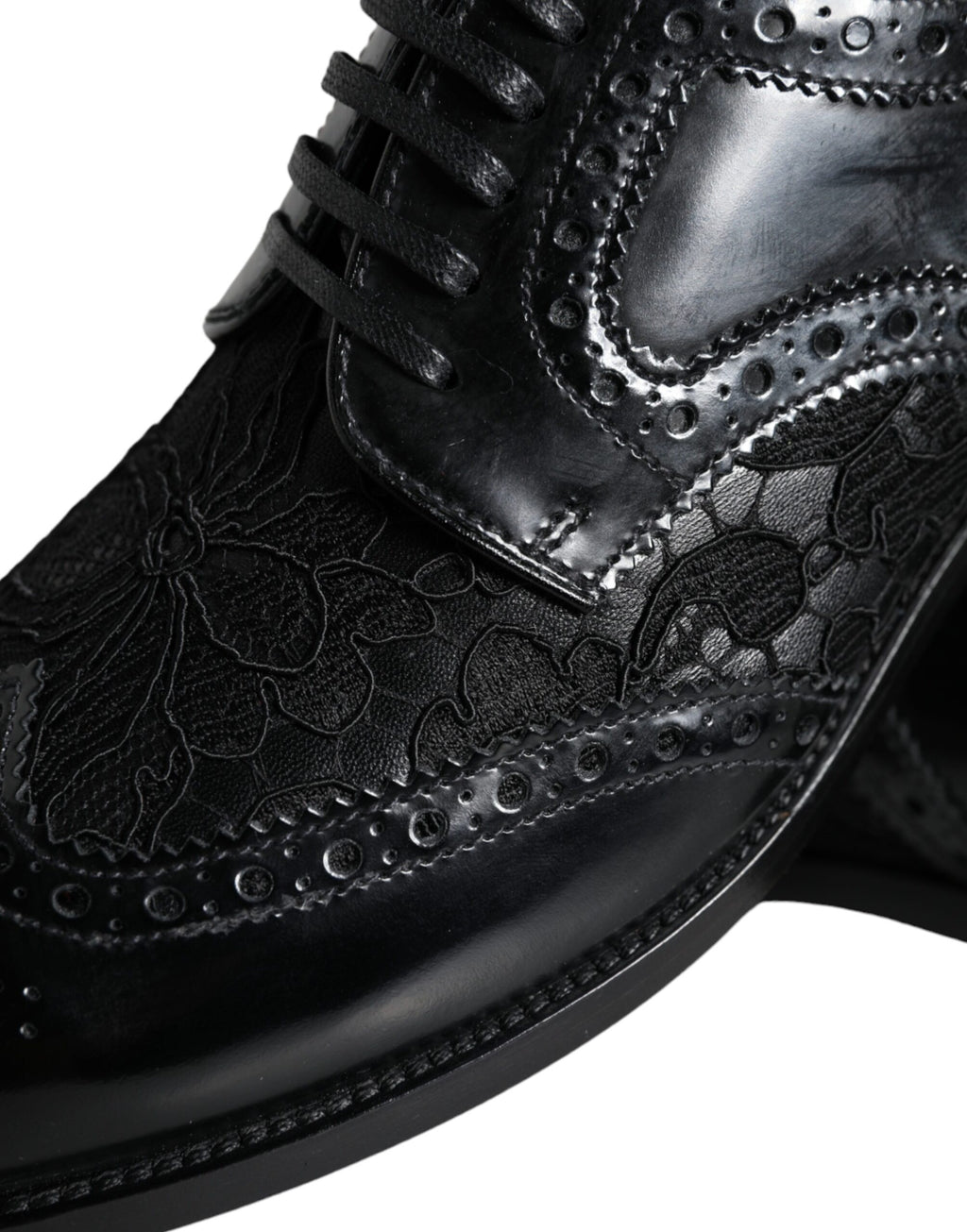 Chaussures formelles Dolce & Gabbana en cuir noir avec détails floraux en dentelle, élégantes et sophistiquées.