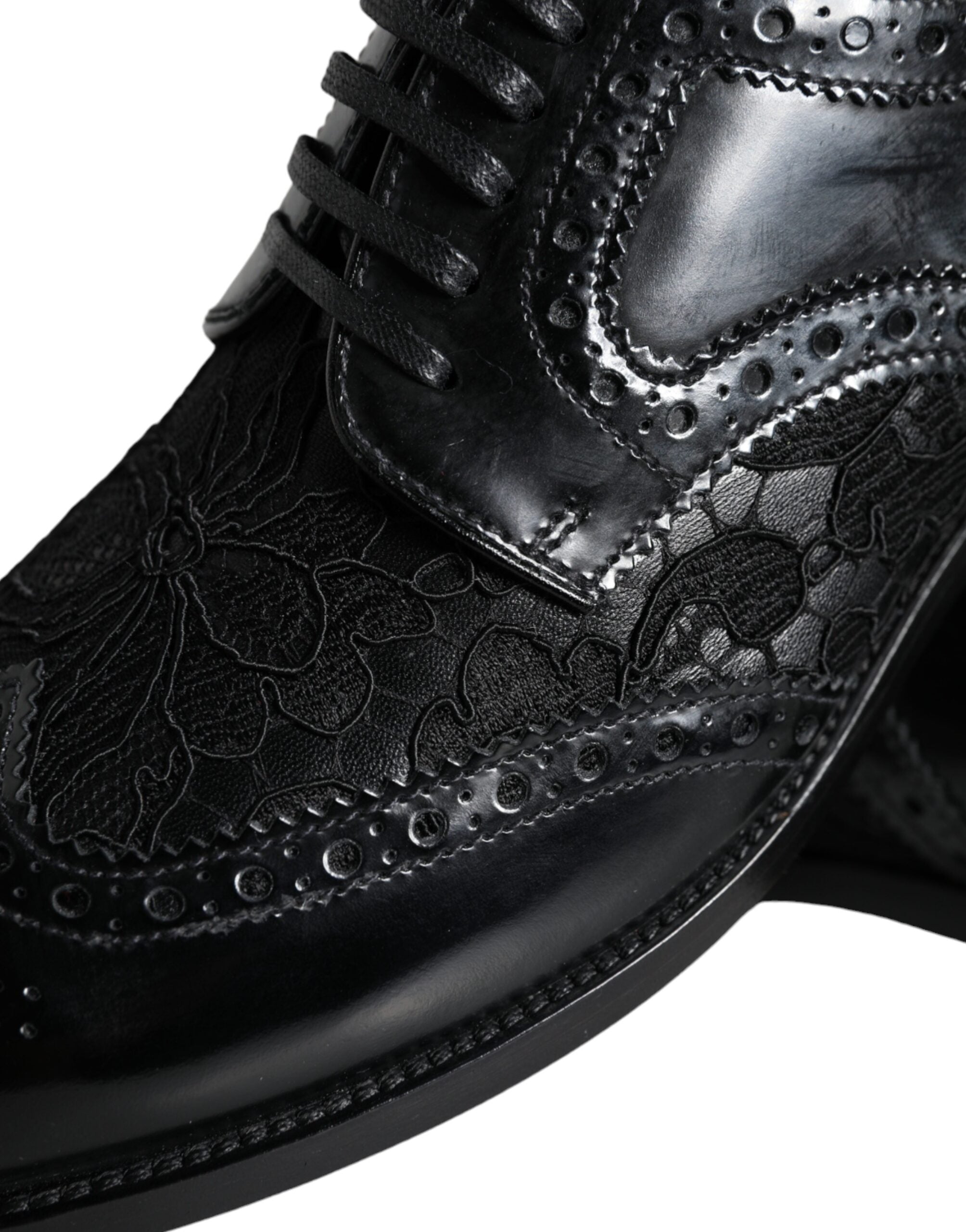 Chaussures formelles Dolce & Gabbana en cuir noir avec détails floraux en dentelle, élégantes et sophistiquées.