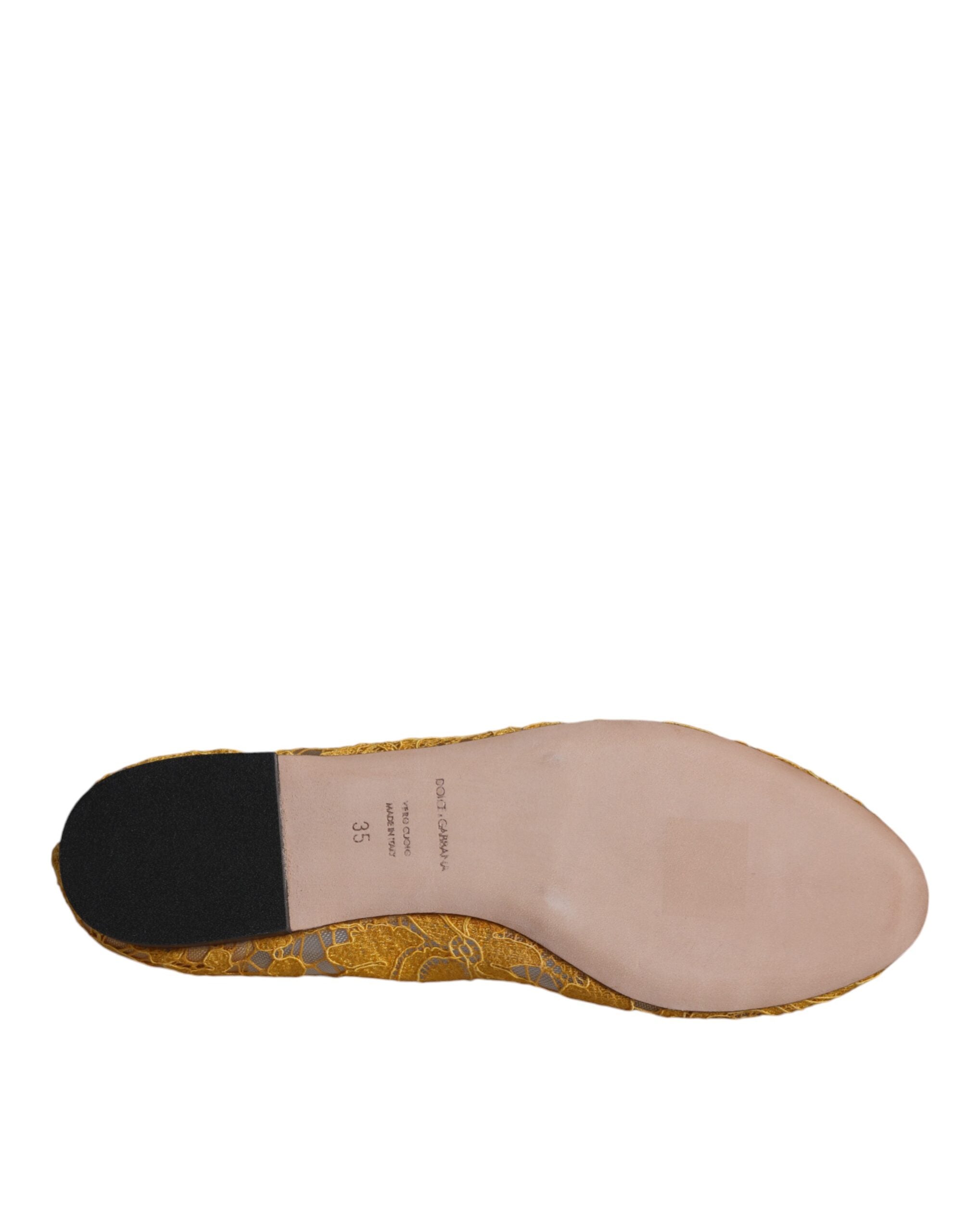 Chaussures ballerines Dolce & Gabbana en dentelle jaune moutarde avec cristaux, style élégant et confortable.