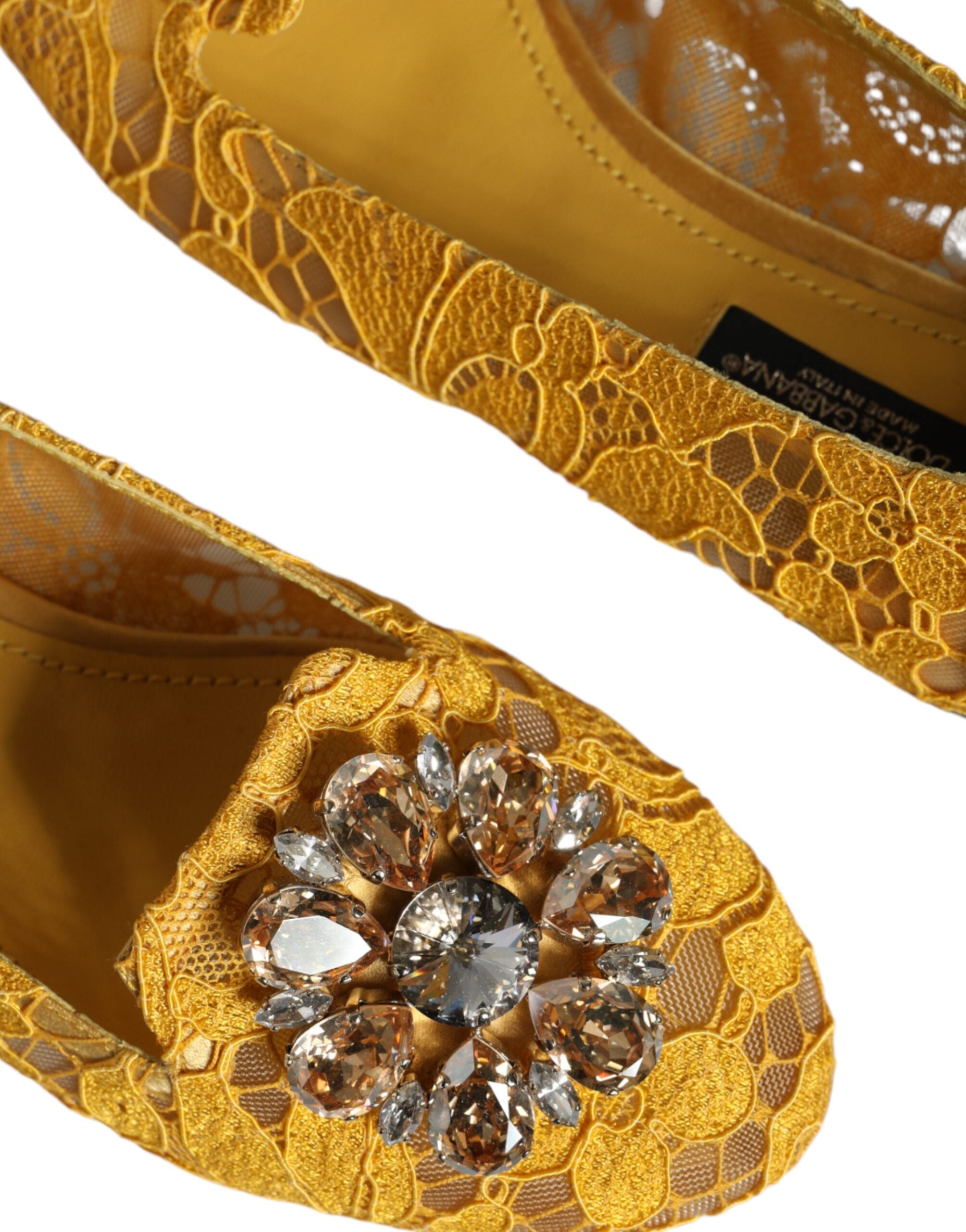 Chaussures ballerines Dolce & Gabbana en dentelle jaune moutarde avec cristaux, style élégant et confortable.