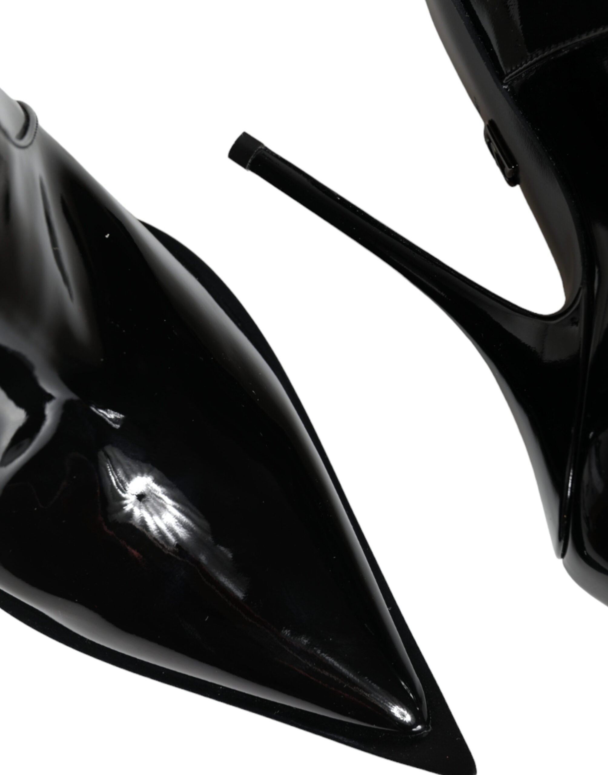 Bottes noires en cuir verni à bout pointu de la marque Dolce & Gabbana, bottines élégantes pour femmes.