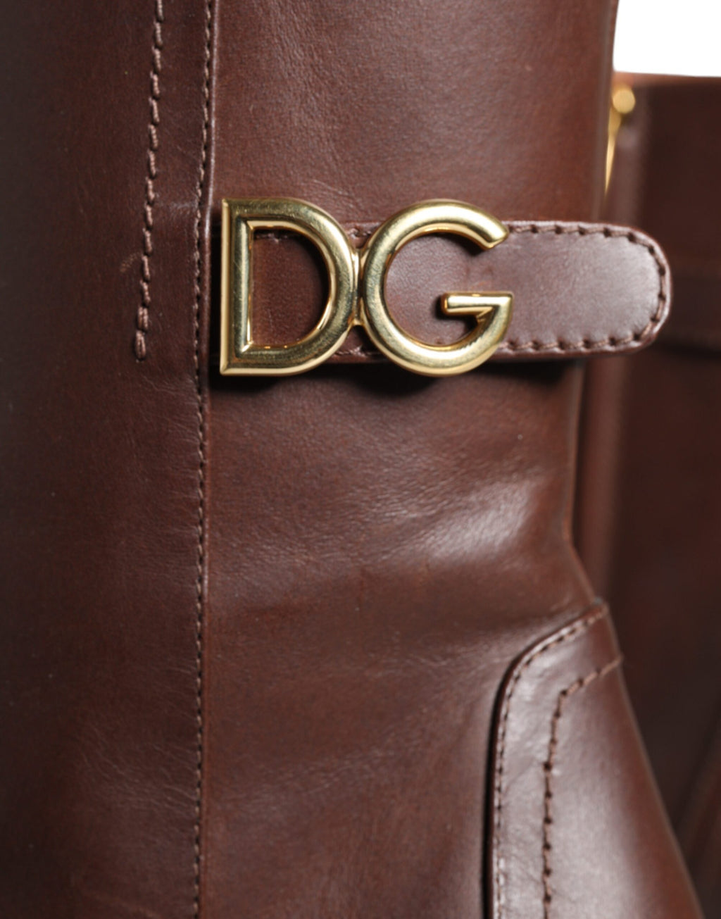 Chaussures Dolce & Gabbana, bottines en cuir marron à talons, mi-mollet, pour femmes, vue de face.