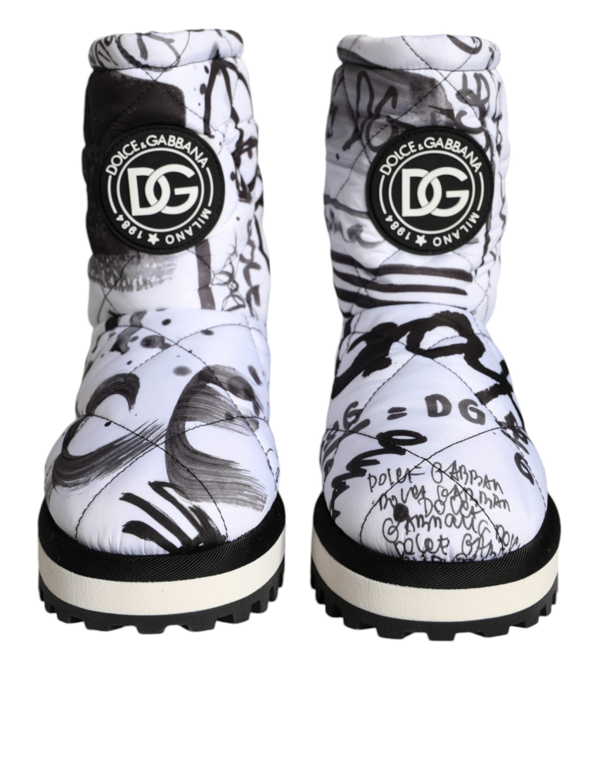 Bottes mi-mollet blanches Dolce & Gabbana avec logo imprimé rembourré, style élégant et moderne.