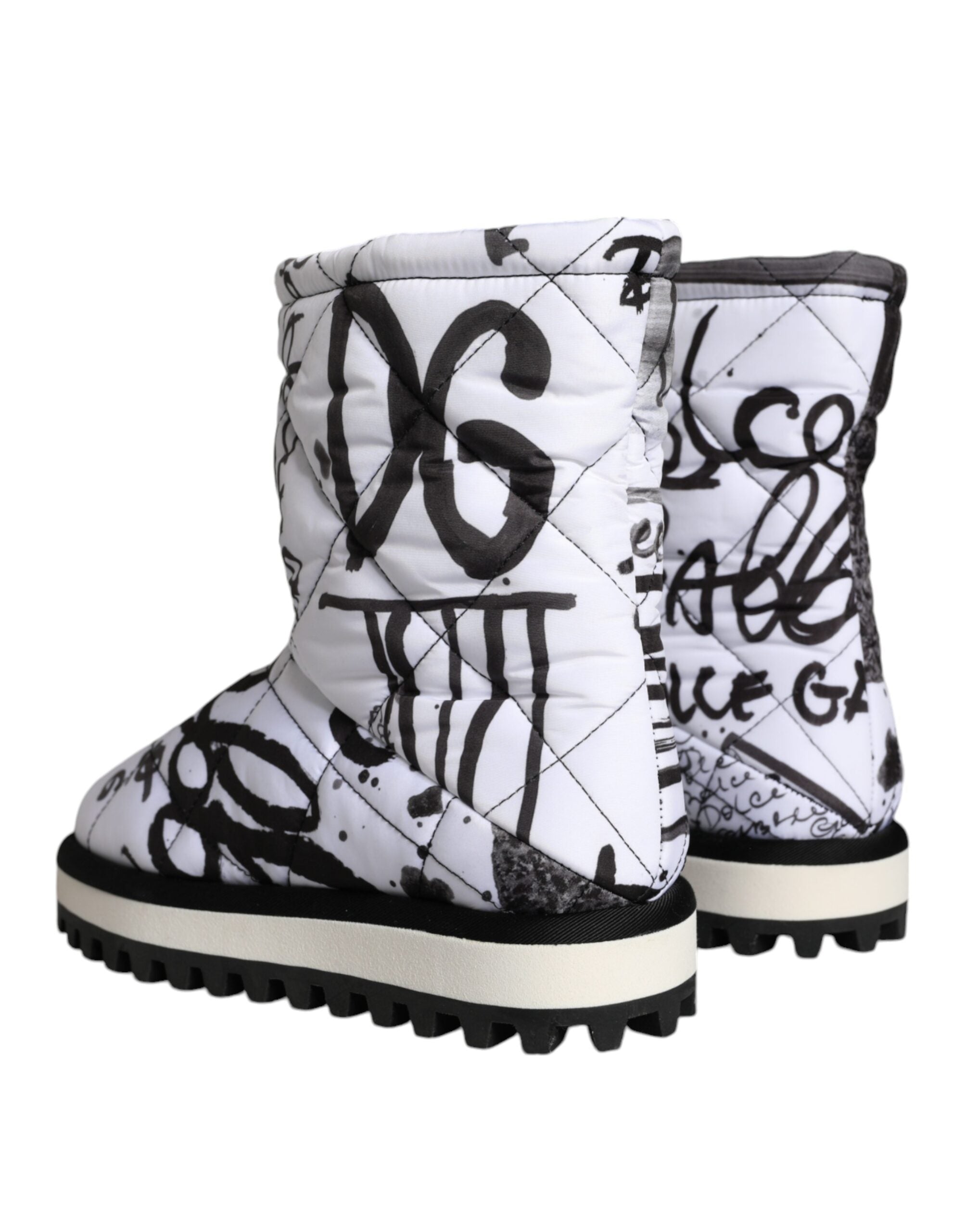 Bottes mi-mollet blanches Dolce & Gabbana avec logo imprimé, rembourrées, style élégant et moderne.