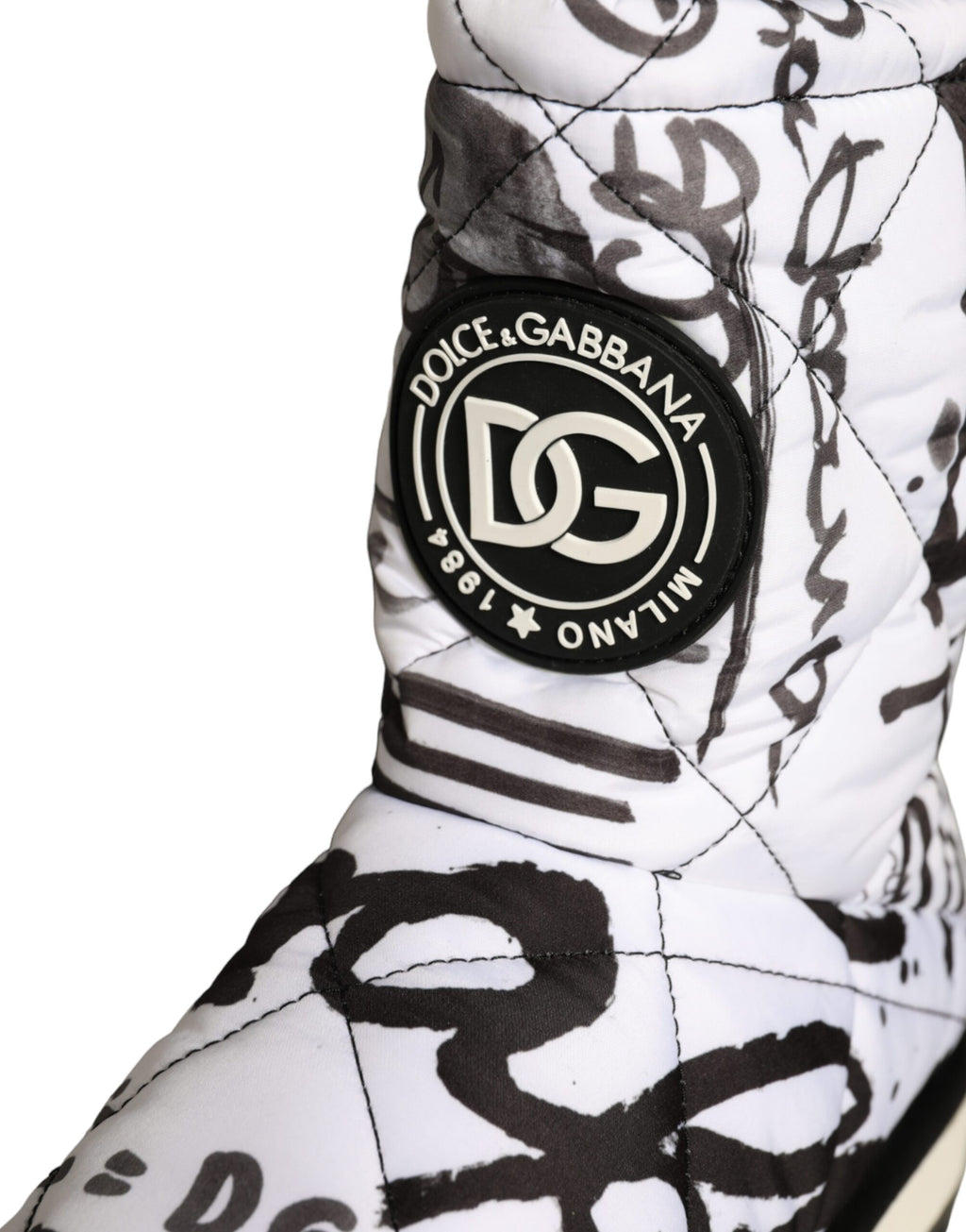 Bottes mi-mollet blanches Dolce & Gabbana avec logo imprimé, rembourrées, style élégant et moderne.