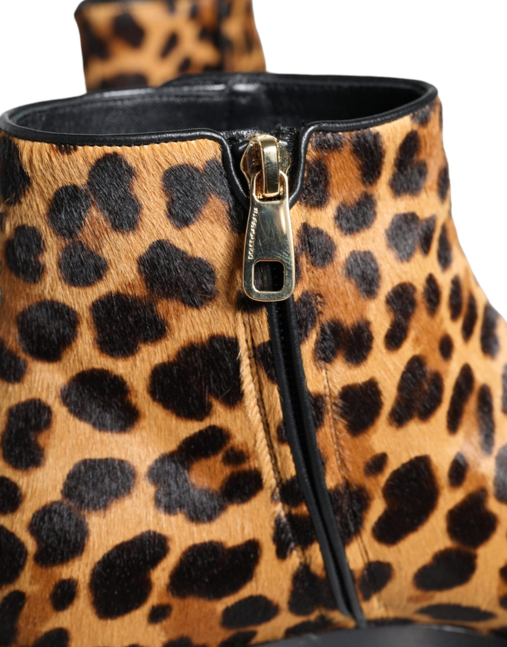 Bottes ankle en fourrure de veau à motif léopard marron de Dolce & Gabbana, chaussures élégantes et tendance.