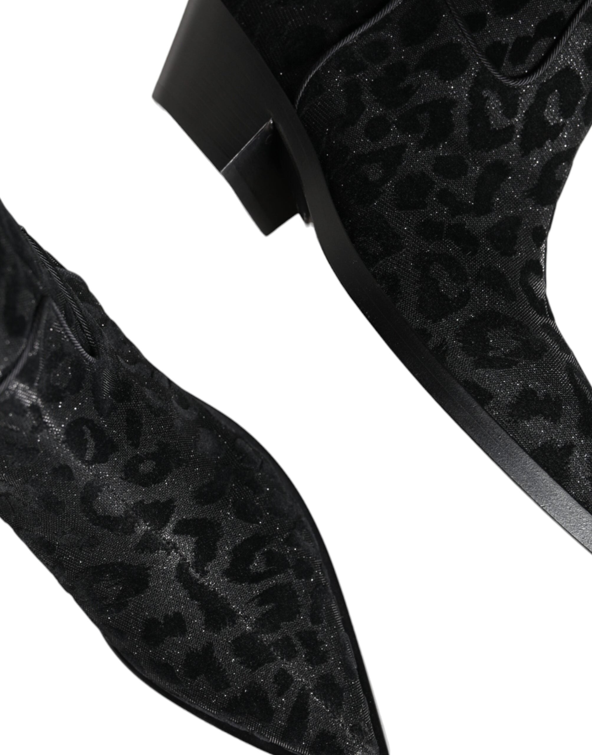 Bottes de cow-boy noires et grises Dolce & Gabbana avec motif léopard, en cuir, style élégant et tendance.