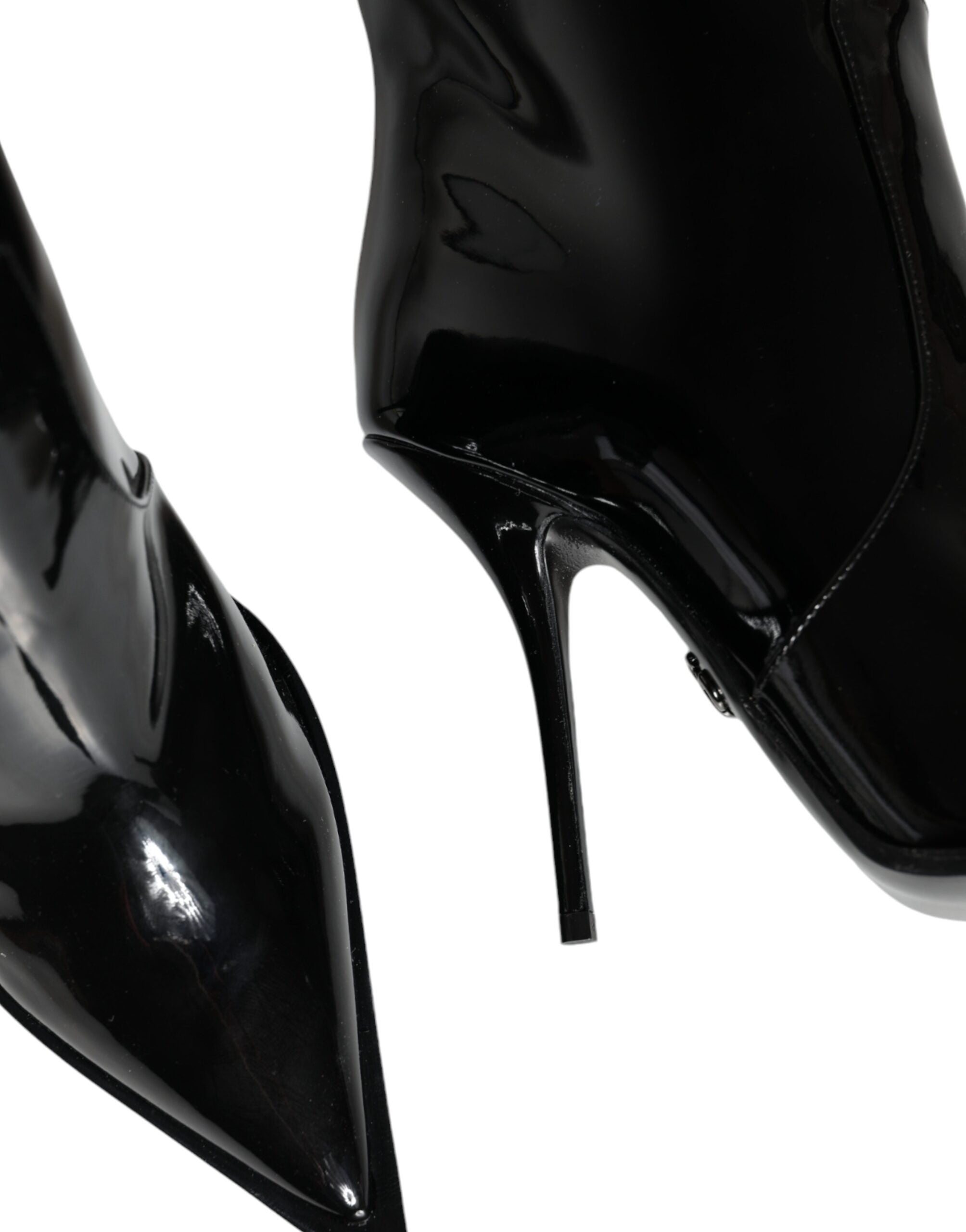 Bottes hautes en cuir verni noir de Dolce & Gabbana, chaussures élégantes pour femmes, style sophistiqué et moderne.
