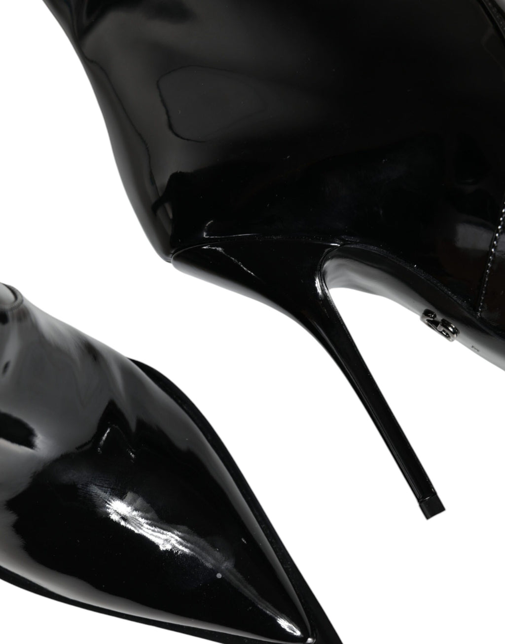 Bottes mi-mollet en cuir verni noir Dolce & Gabbana, chaussures élégantes avec finition brillante et design sophistiqué.