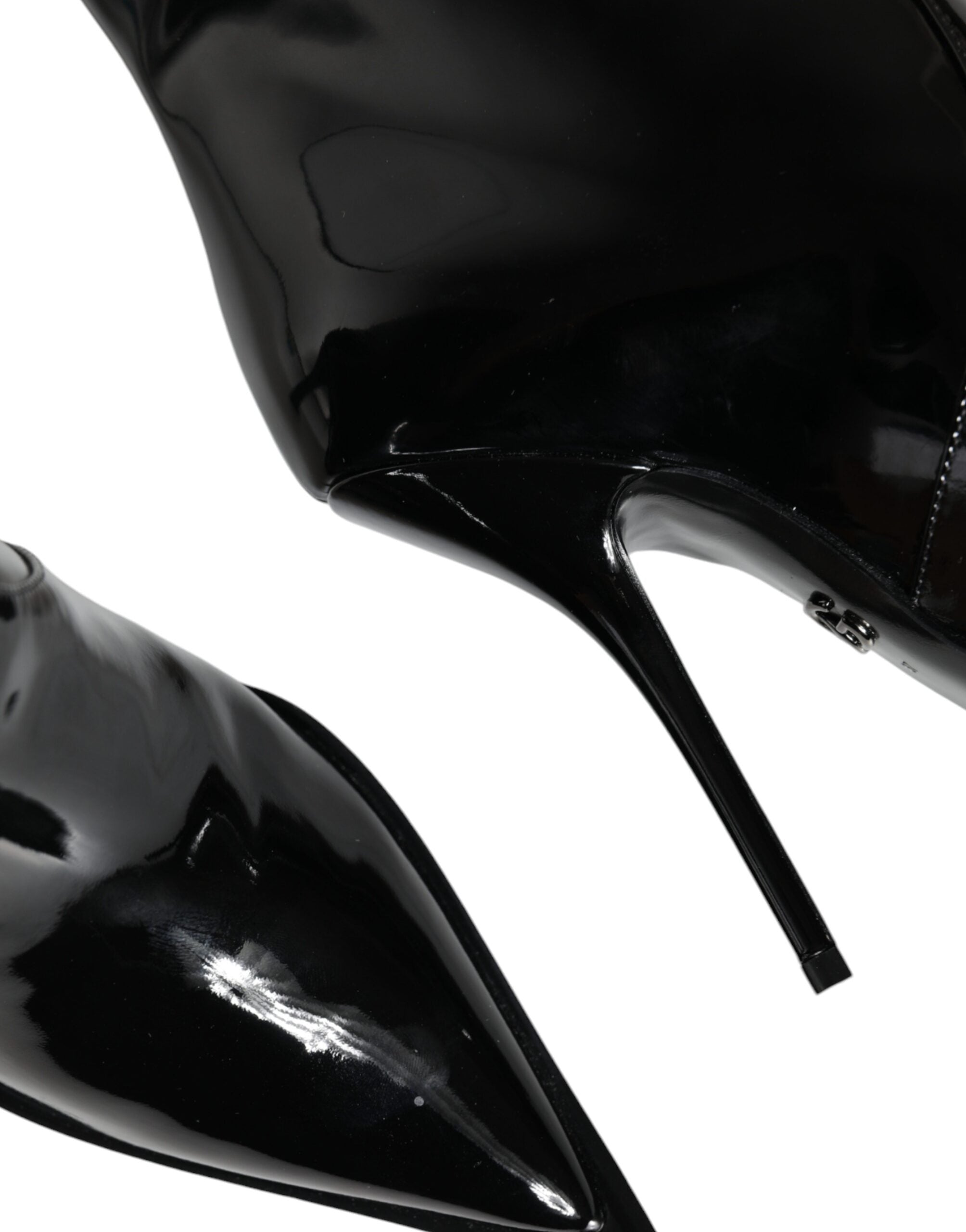 Bottes mi-mollet en cuir verni noir Dolce & Gabbana, chaussures élégantes avec finition brillante et design sophistiqué.