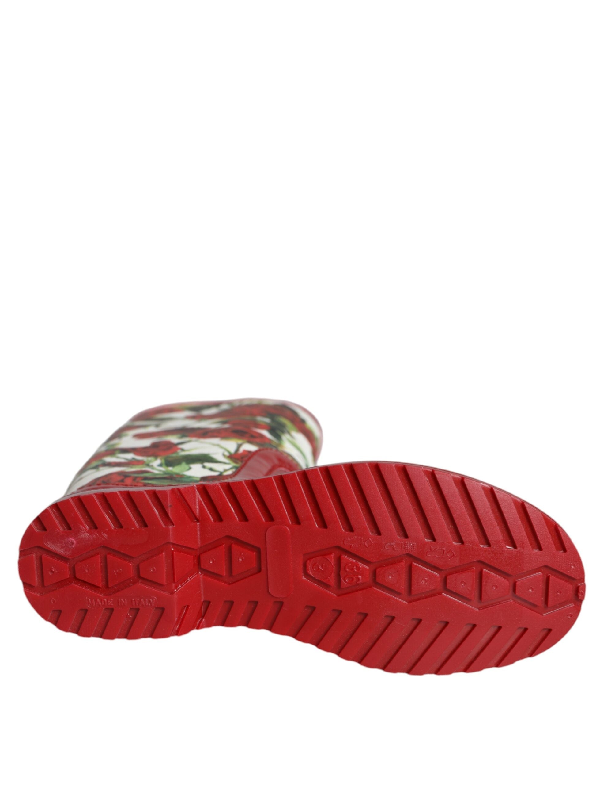 Bottes plates en caoutchouc rouges à fleurs Dolce & Gabbana, botte haute, style floral et tendance, chaussure élégante et confortable.