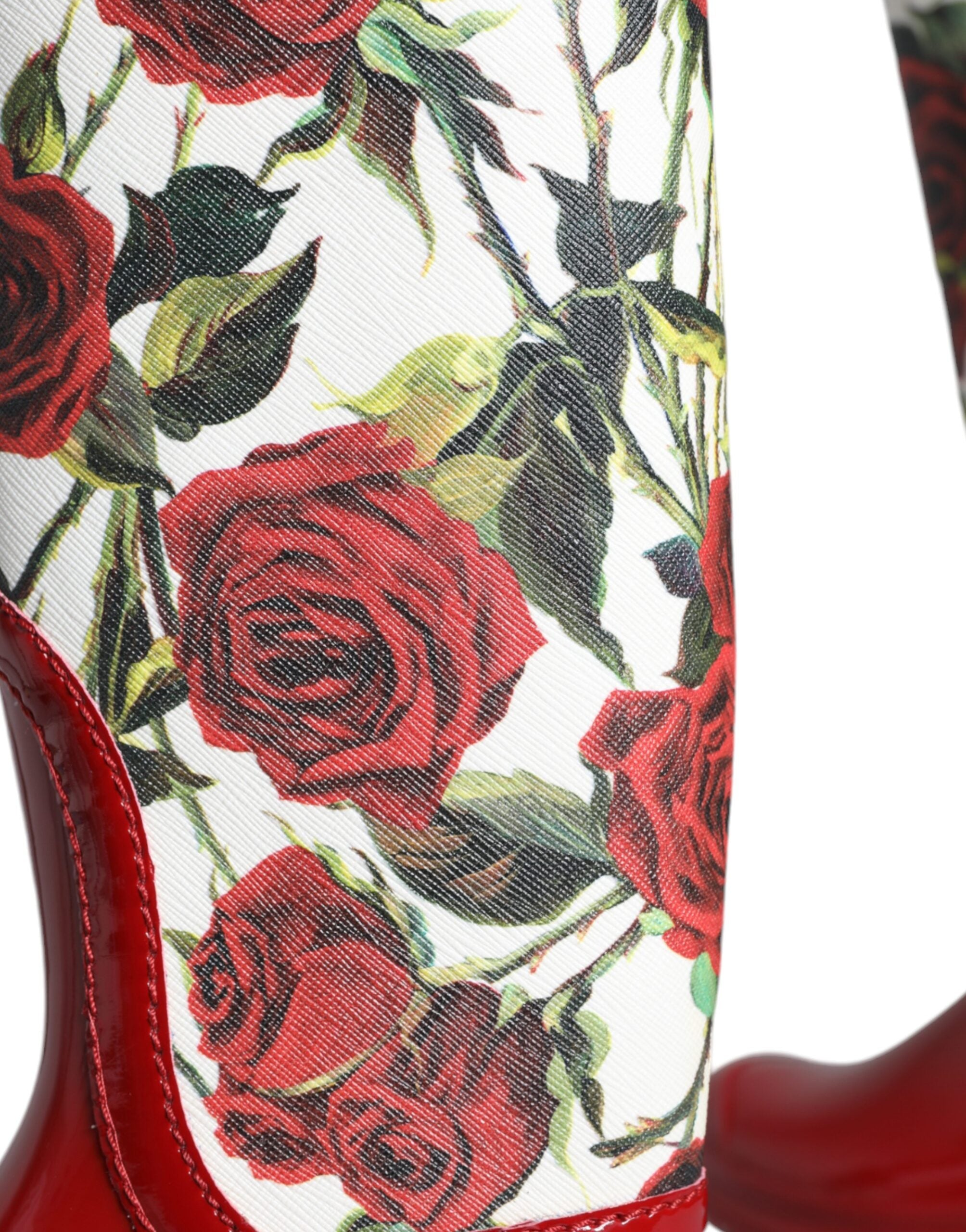 Bottes plates en caoutchouc à fleurs rouges de Dolce & Gabbana, bottes hautes jusqu'au genou, style élégant et floral.