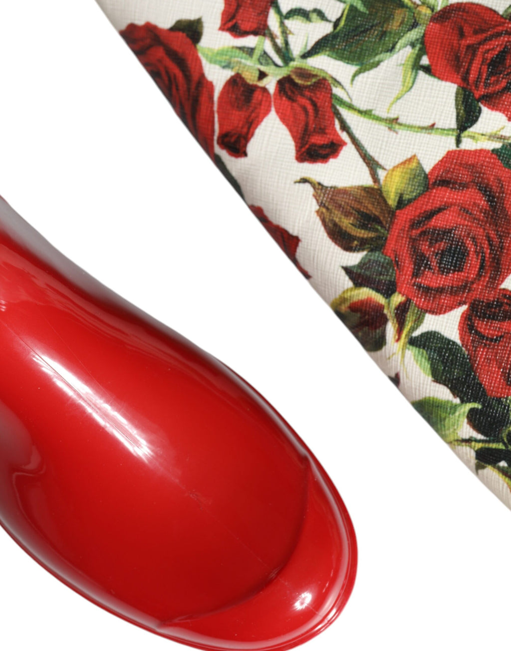 Bottes hautes en caoutchouc rouges à fleurs de Dolce & Gabbana, chaussures plates élégantes et confortables.