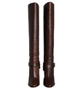 Bottes hautes en cuir marron Dolce & Gabbana avec logo doré, style élégant et sophistiqué, vues en gros plan.